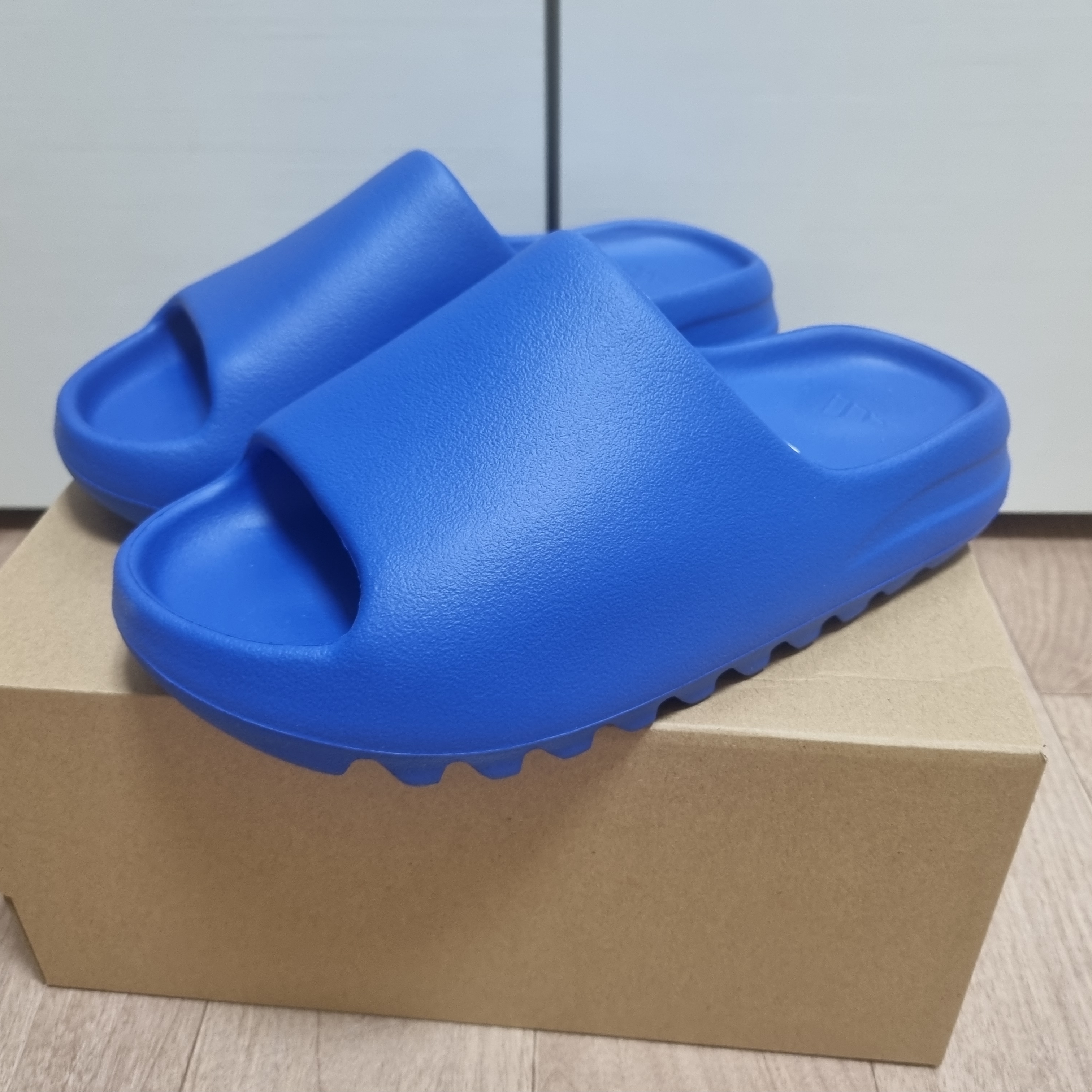 Adidas Yeezy Slide Azure 착용 스타일