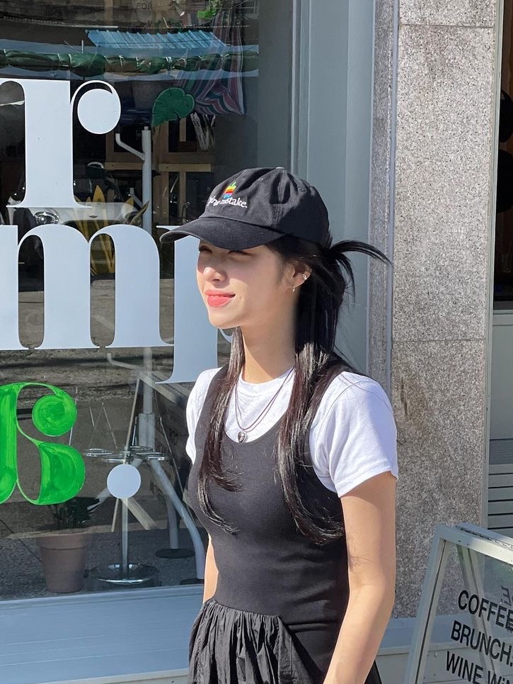 Typing Mistake Sorry Embroidery Ball Cap Black - 22FW, Typing Mistake Sorry Embroidery Ball Cap Ivory Navy - 22FW 착용 스타일 - 2