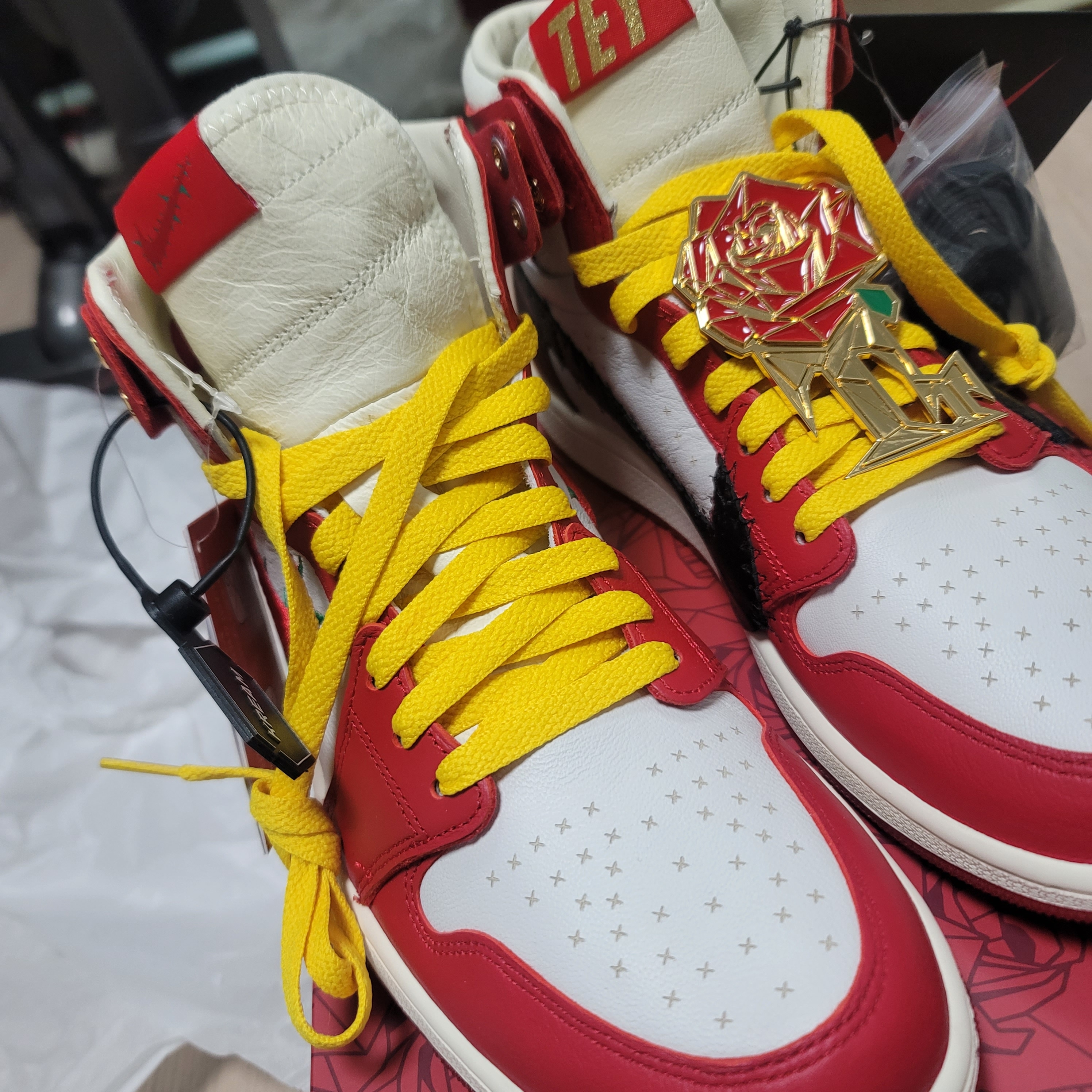 (W) Jordan 1 x Teyana Taylor Zoom CMFT 2 Gym Red, Jordan 1 Retro High OG Black and Smoke Grey 착용 스타일 - 2