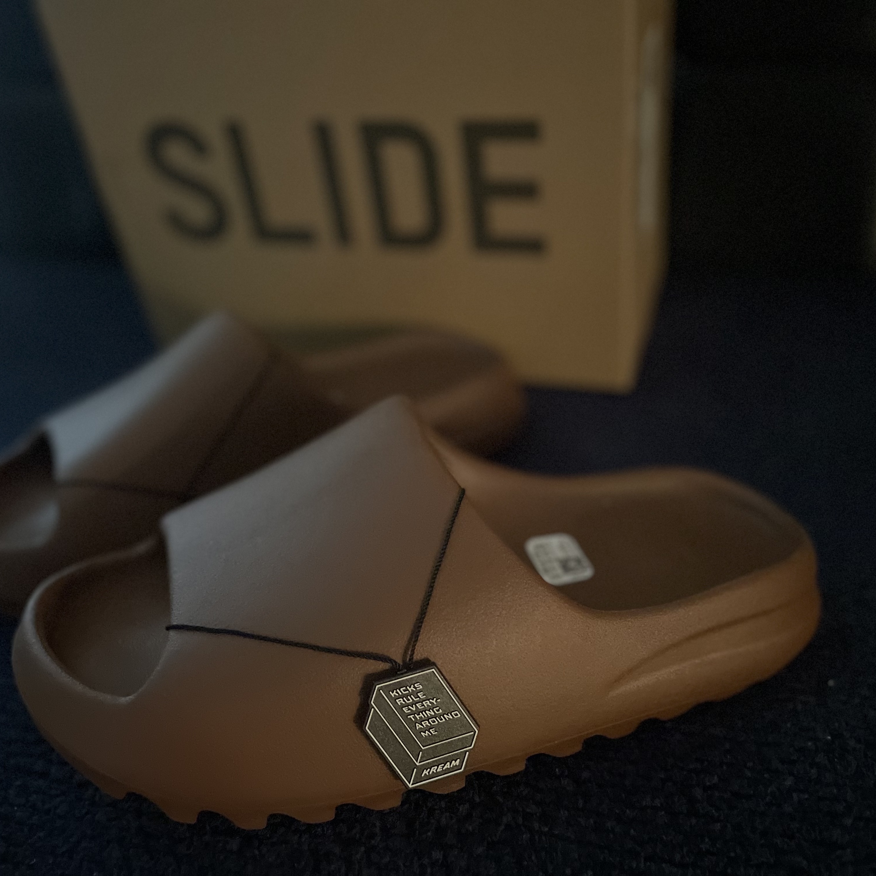 Adidas Yeezy Slide Flax 착용 스타일