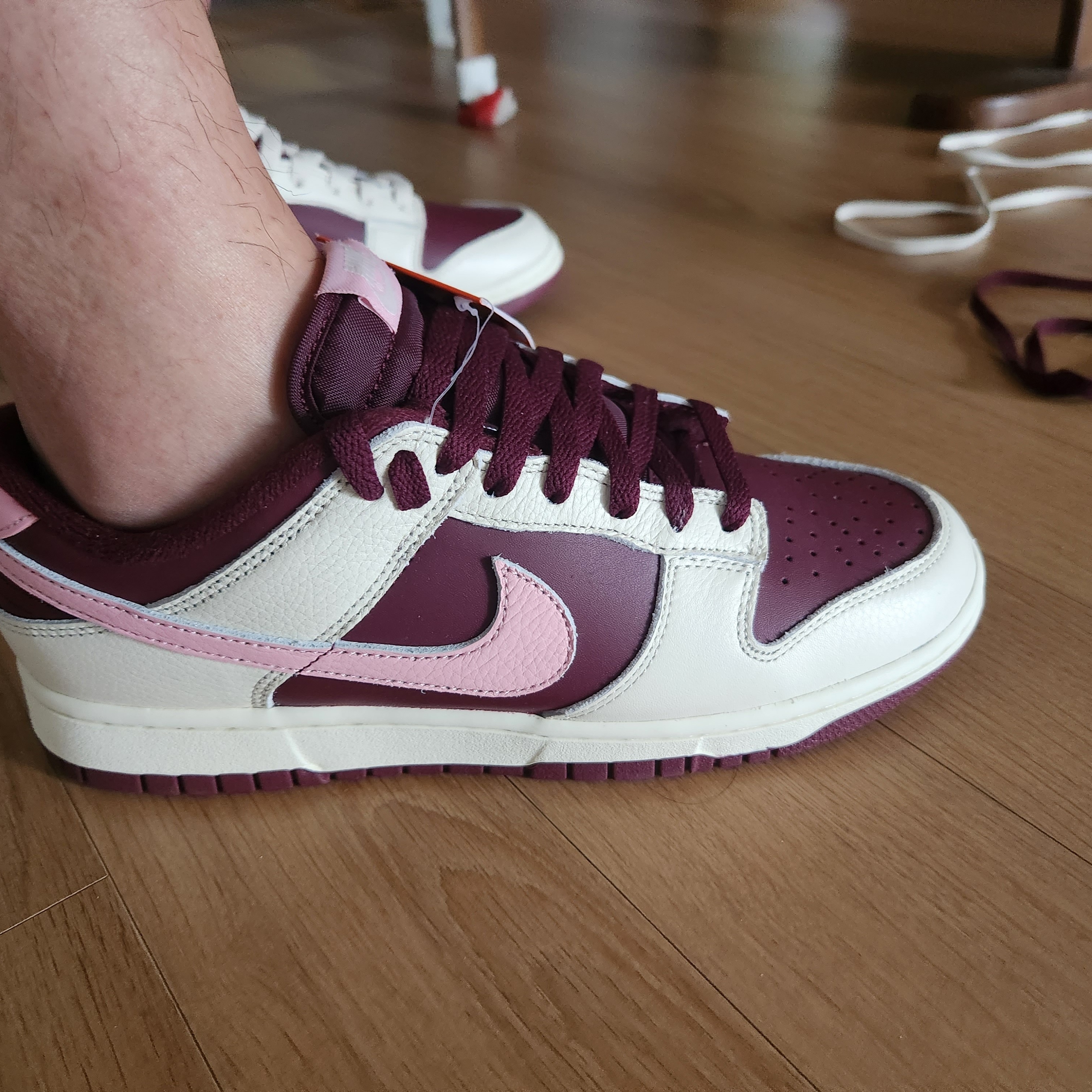 NIke Dunk Low Retro Night Maroon and Medium Soft Pink 착용 스타일 - 3