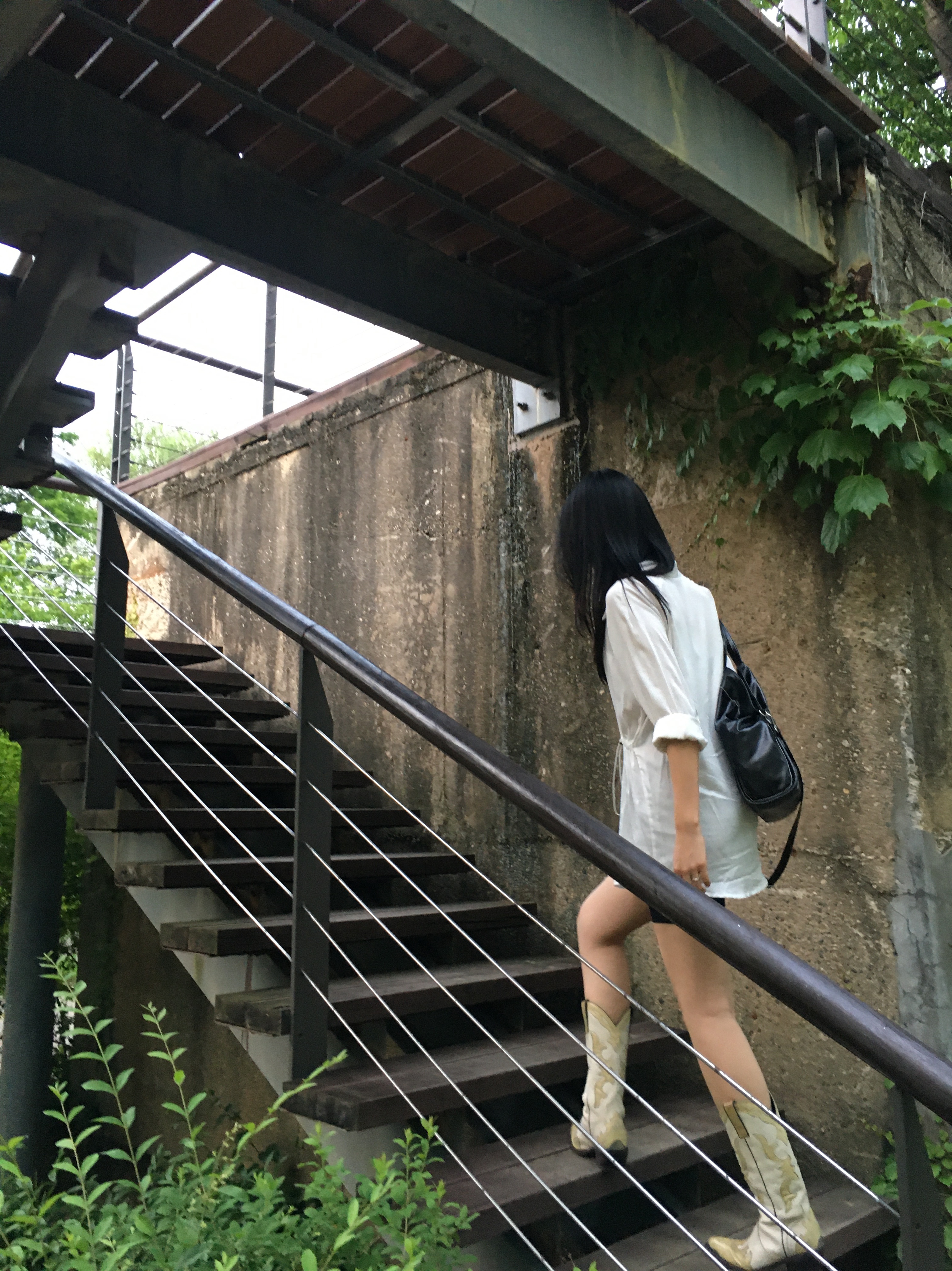 Matin Kim Big Coating Tote Bag Black, (W) Bohemian Seoul Open Collar String Shirt Ivory 착용 스타일 - 2