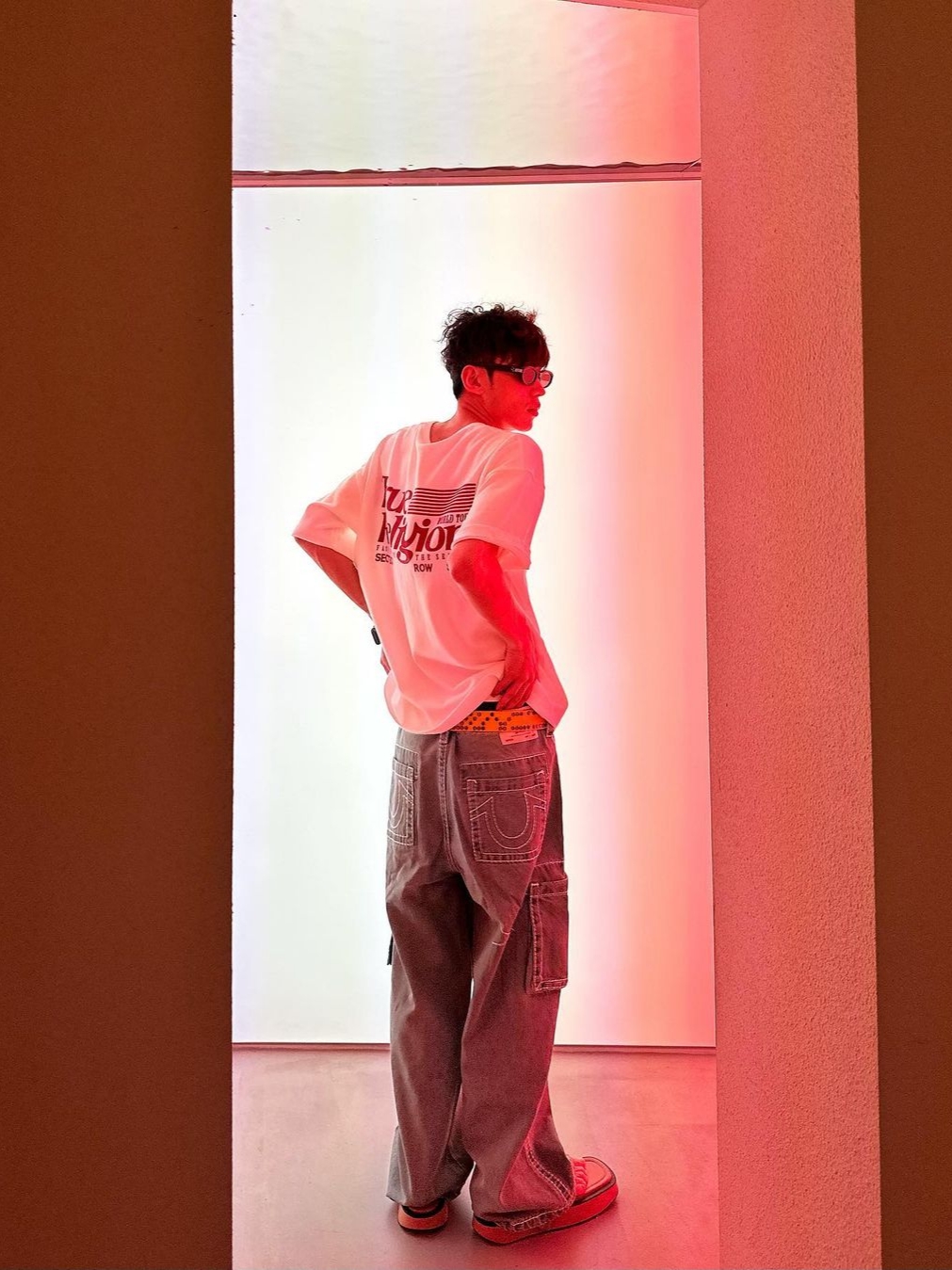 True Religion Vision Logo T-Shirt White, True Religion Vision Logo T-Shirt Melange Grey 착용 스타일 - 1