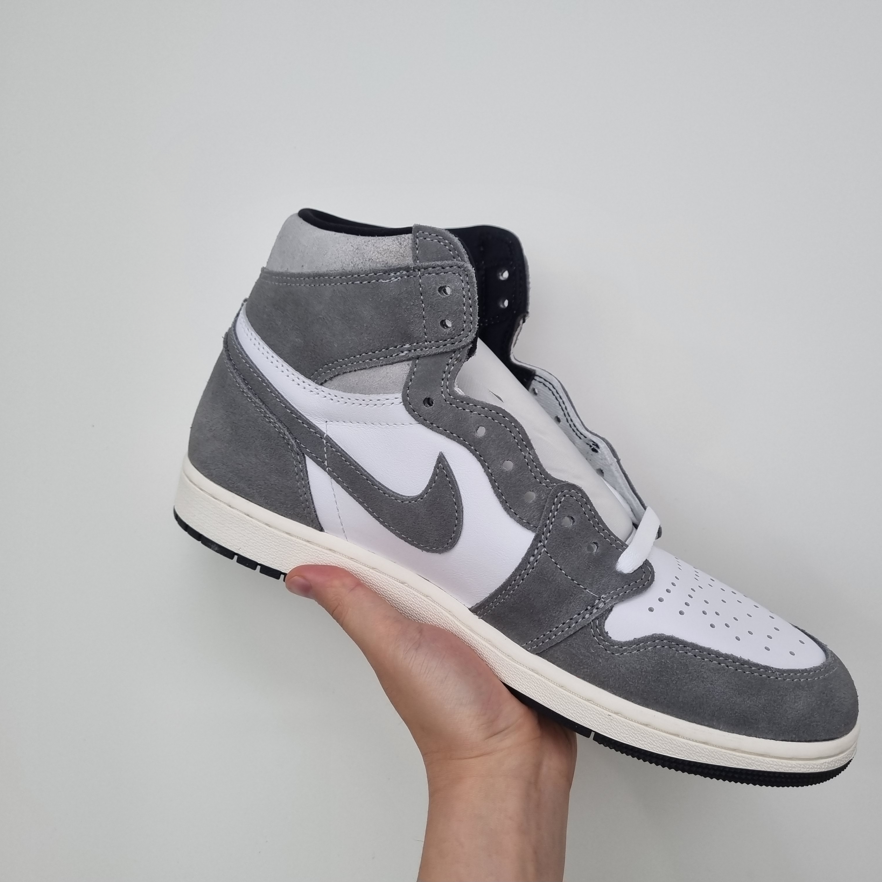 Jordan 1 Retro High OG Black and Smoke Grey 착용 스타일 - 2