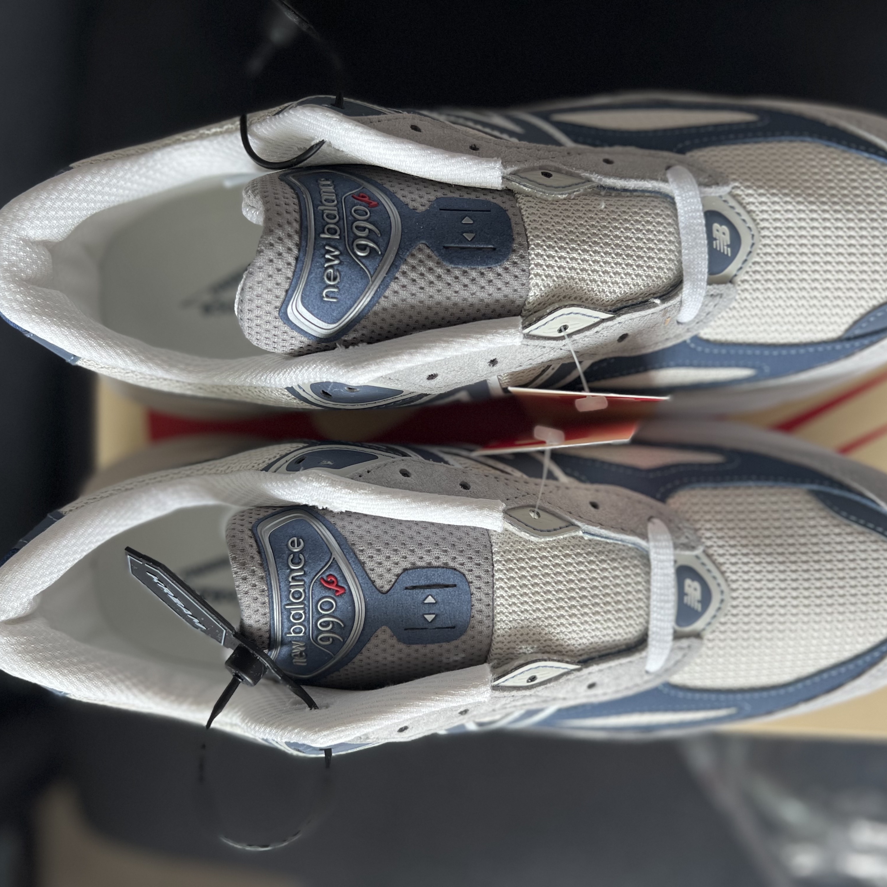 New Balance 990v6 Made in USA Gray Suede 착용 스타일 - 1