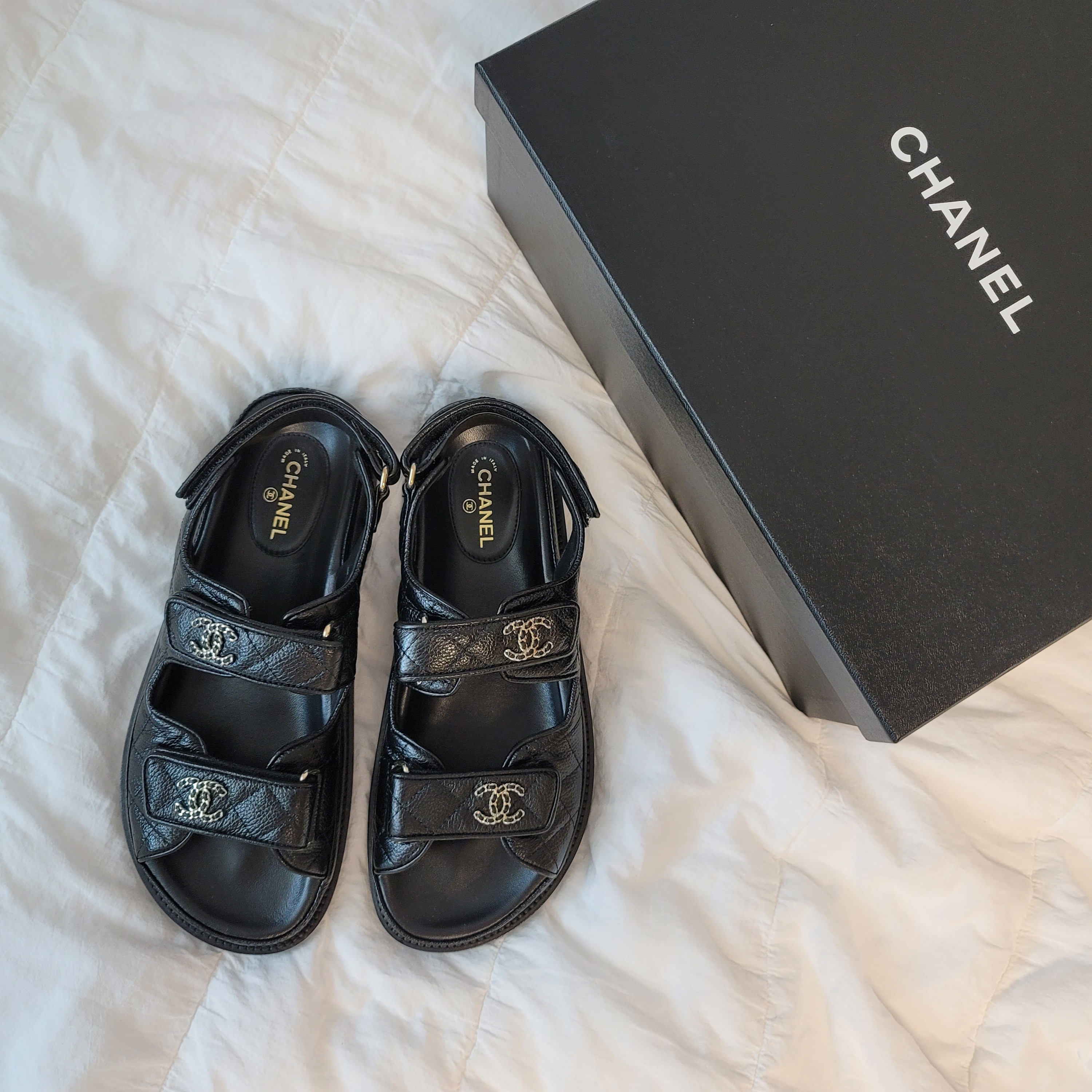 (W) Chanel Sandals Grained Calfskin & Black 착용 스타일 - 1