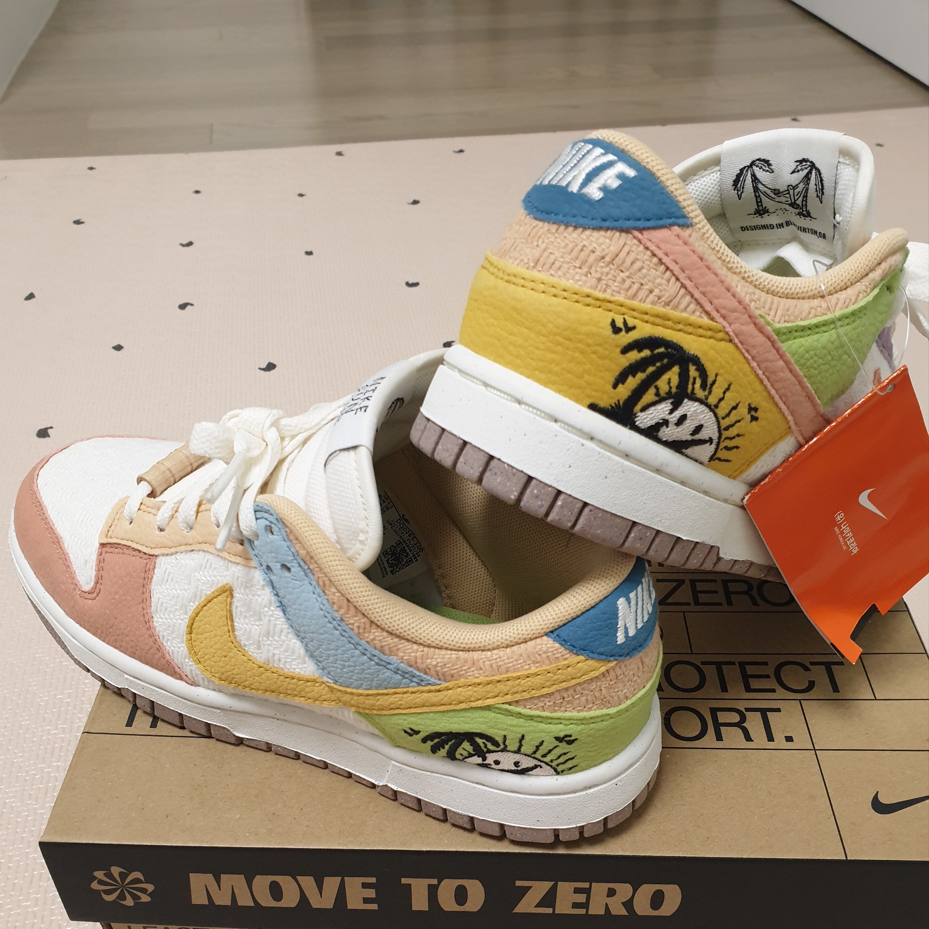 (W) Nike Dunk Low SE Sun Club Sanded Gold 착용 스타일 - 3