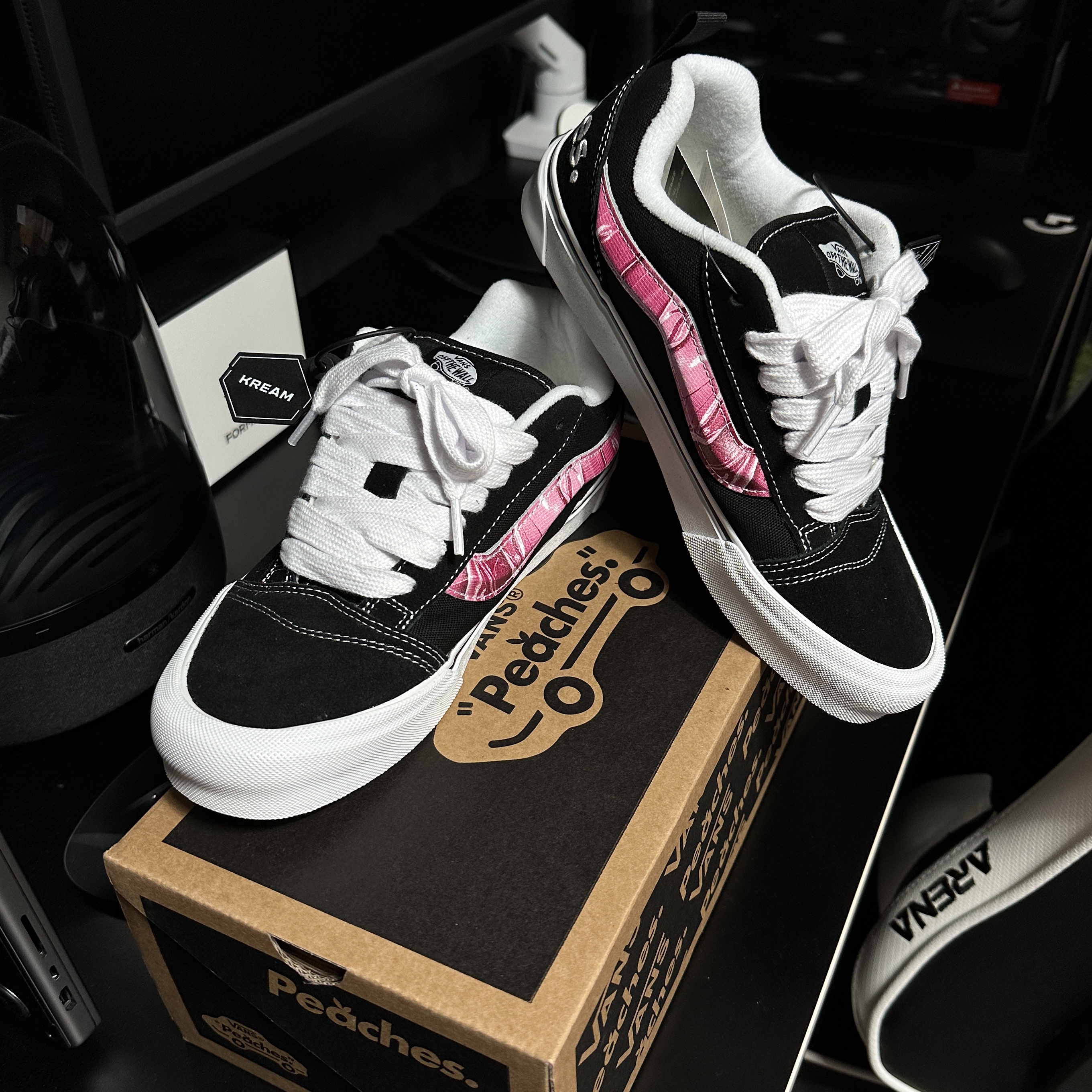 Vans x Peaches. Knu-Skool Black Pink (Special Box) 착용 스타일 - 3