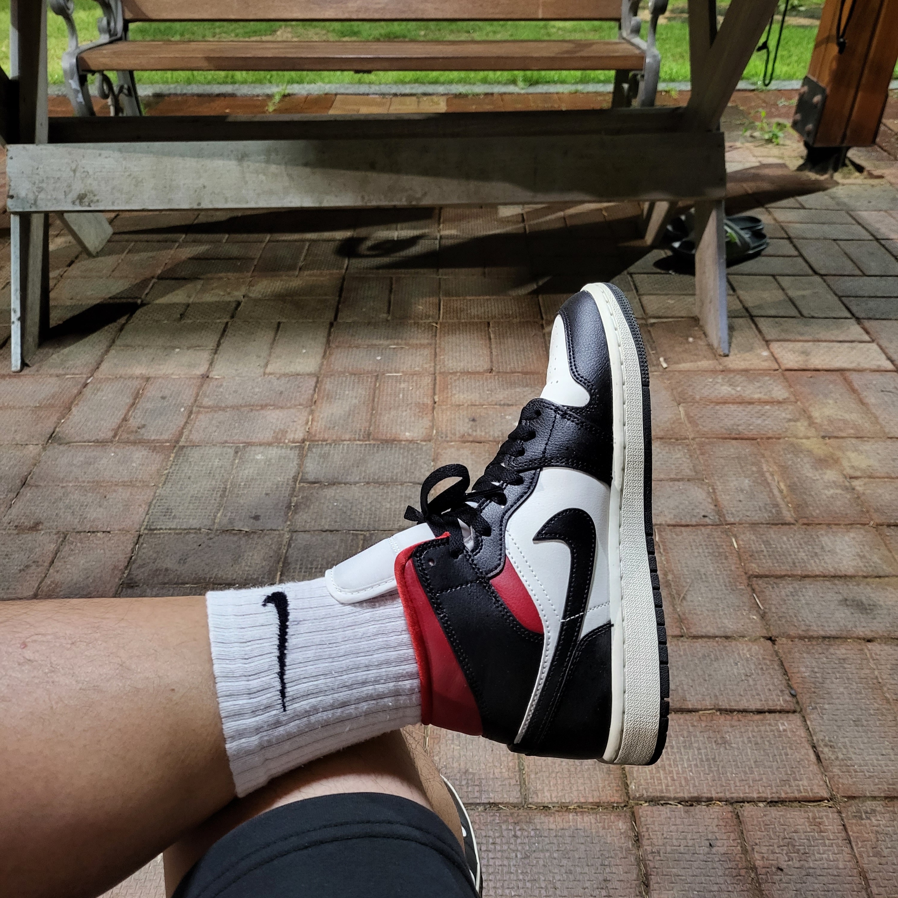 (W) Jordan 1 Mid Black Gym Red 착용 스타일 - 1