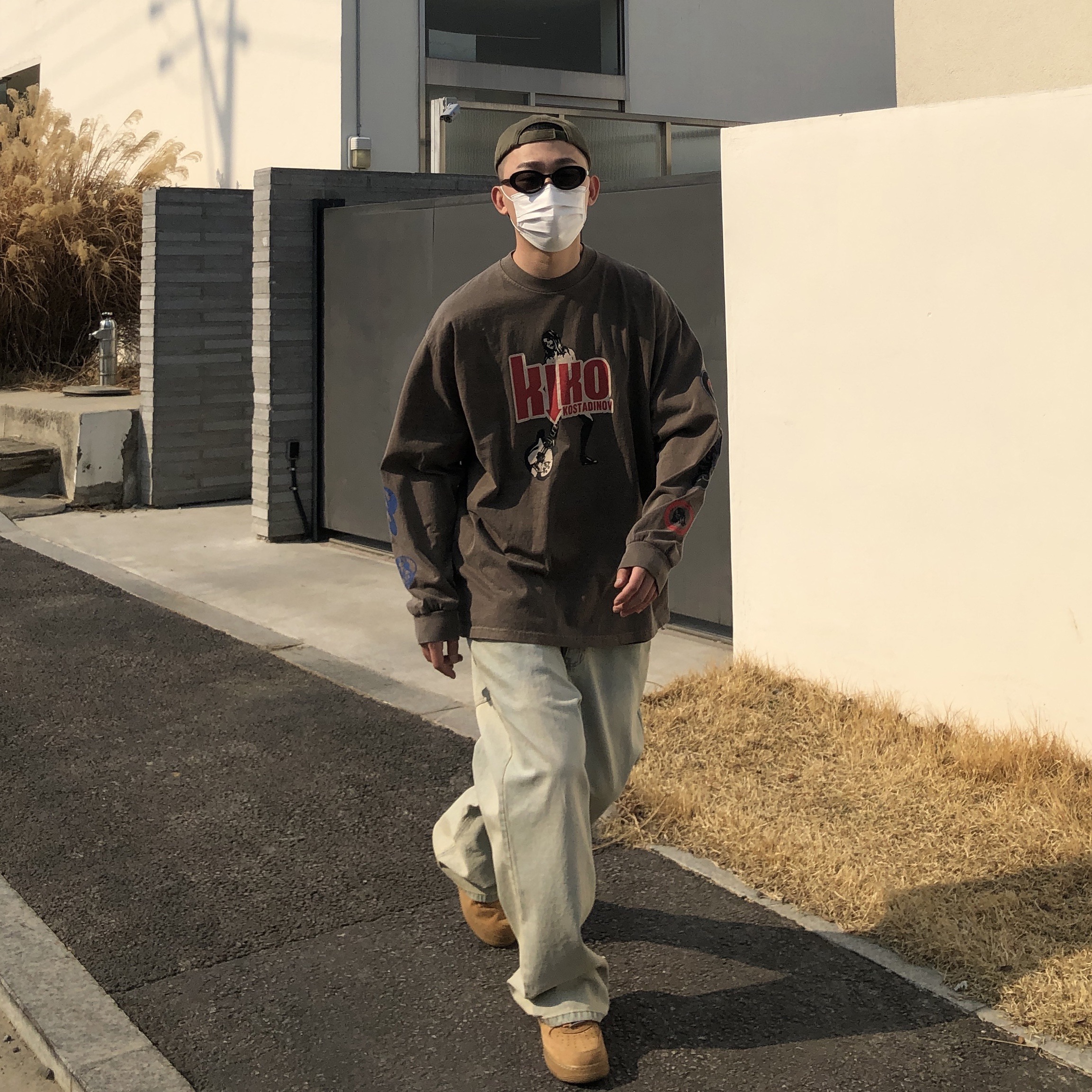 (W) Balenciaga Political Campaign Destroyed Cap Khaki, Nike x Supreme Air Force 1 Low Flax 착용 스타일 - 1