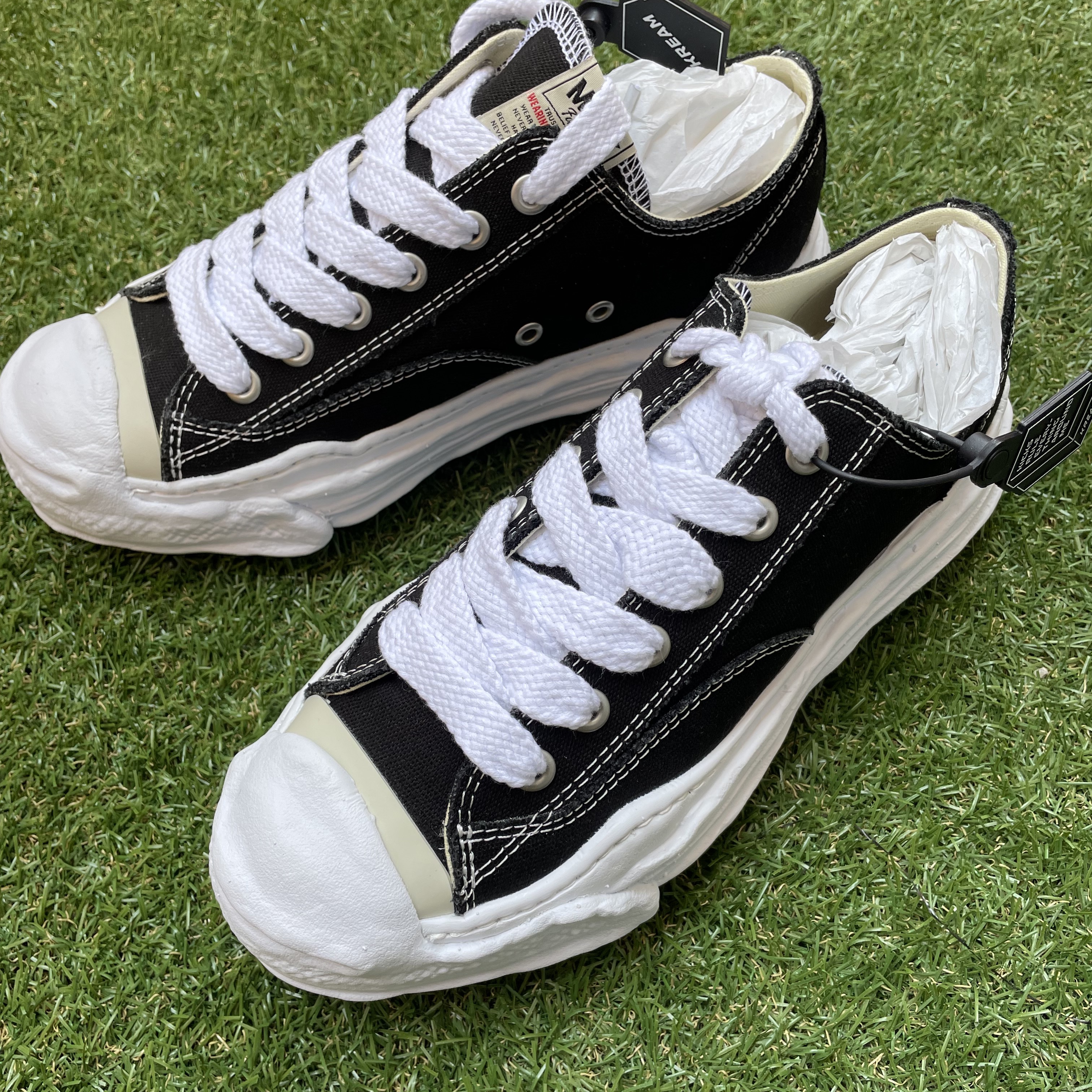 Maison Mihara Yasuhiro Peterson OG Sole Canvas Low Sneakers Black 착용 스타일 - 1
