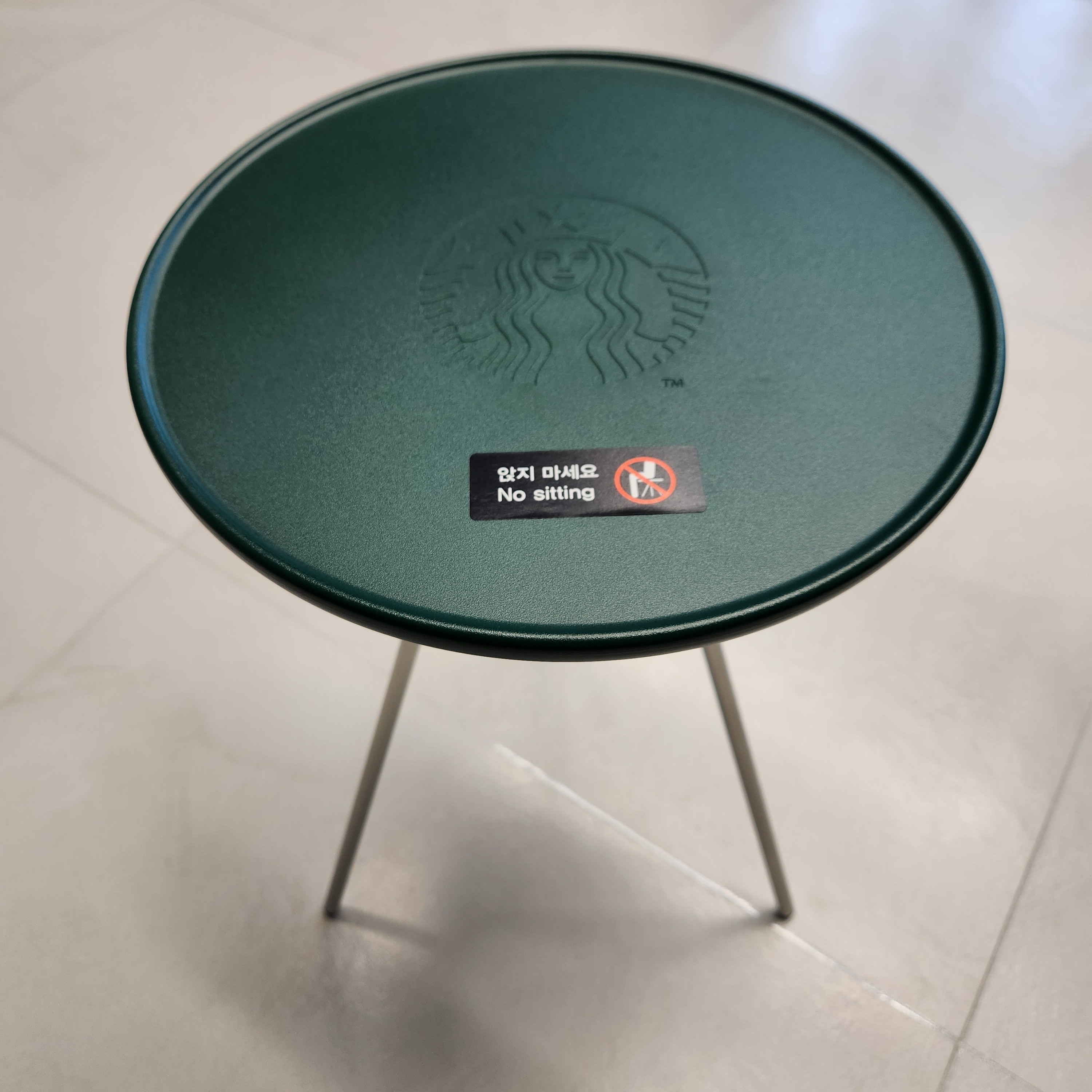 Starbucks x Helinox Side Table Green 착용 스타일 - 1