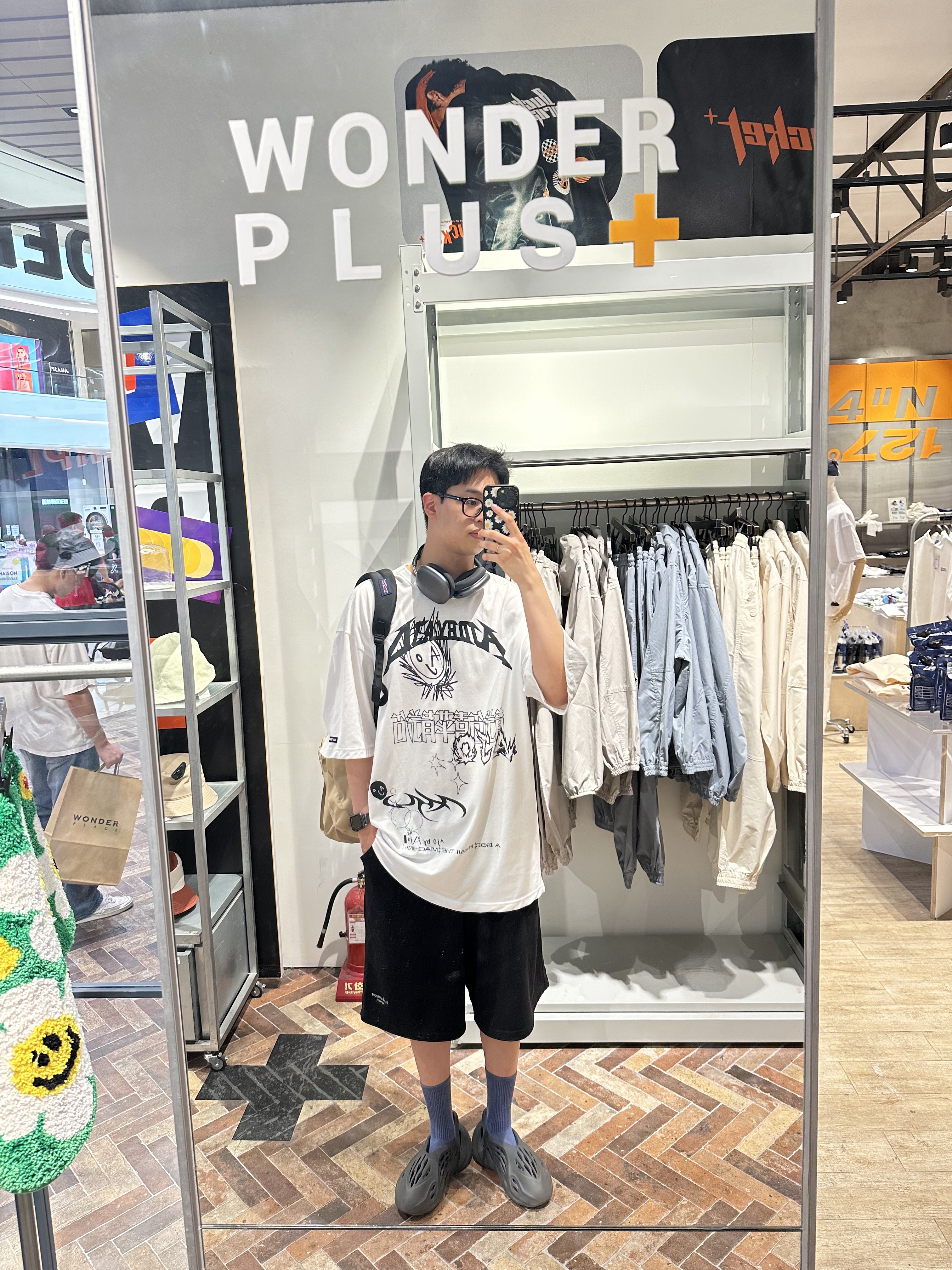 Adidas Yeezy Foam RNNR Onyx, Undermycar Mu.04 Anti Fxxking Logo Play Oversized Sweat Shorts Black 착용 스타일