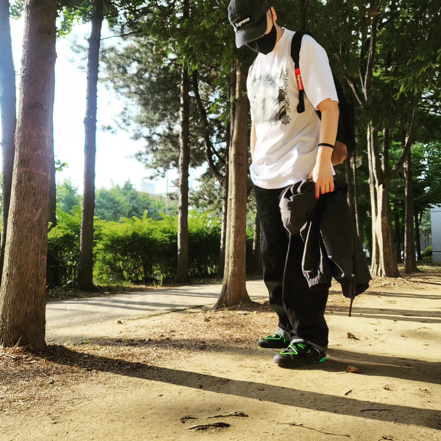 Supreme Denim Camp Cap Washed Black - 22FW, Stussy x Gang Starr Take It Personal T-Shirt White 착용 스타일 - 2