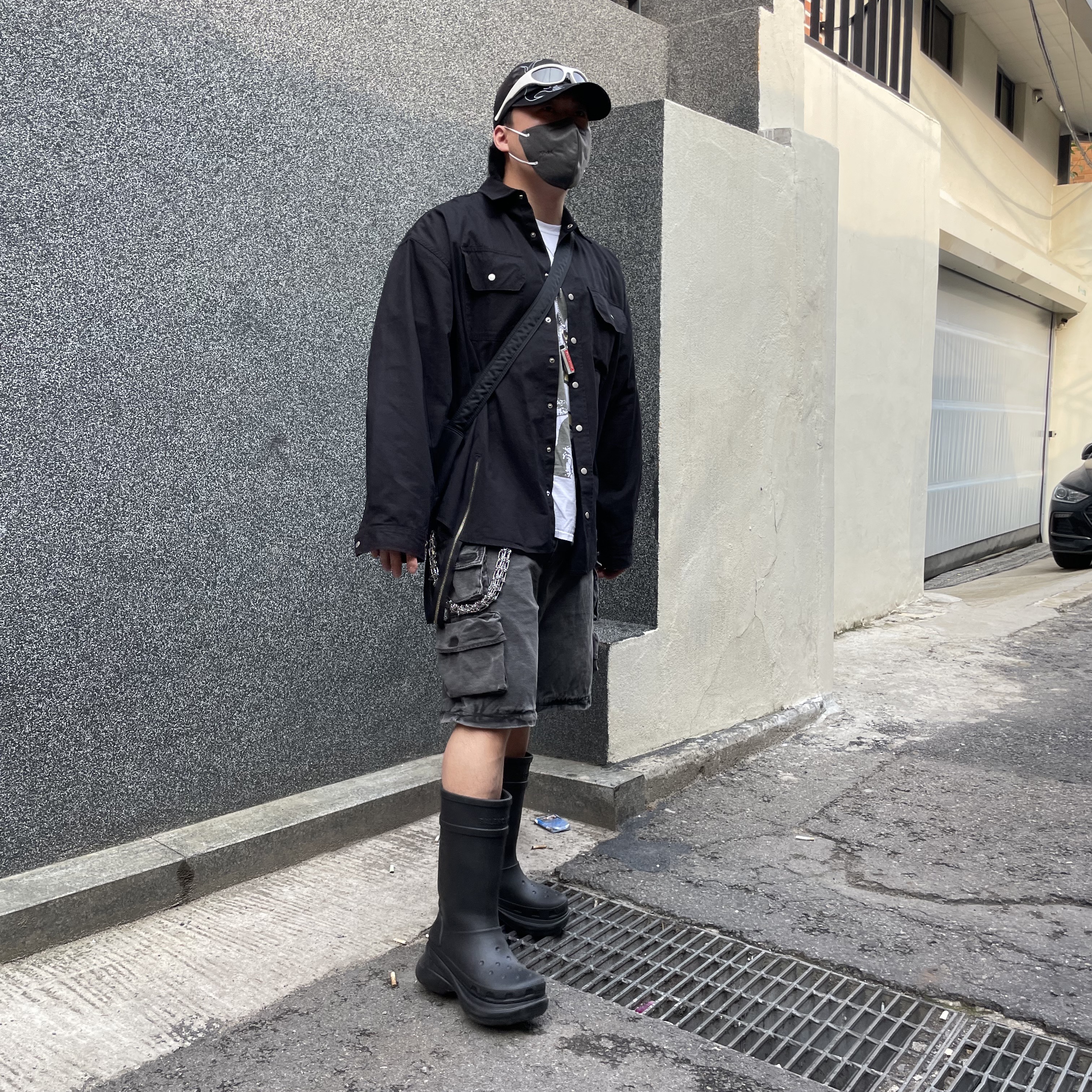 Gentle Monster x Maison Margiela MM003 White Black, Balenciaga x Crocs Rubber Boot Black 착용 스타일 - 4