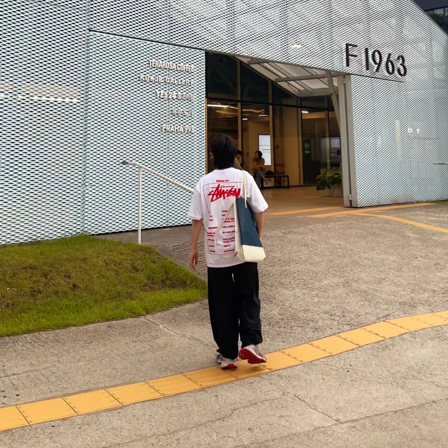 Stussy Wiki T-Shirt White, Sansan Gear Side Snap Pants Black 착용 스타일 - 1