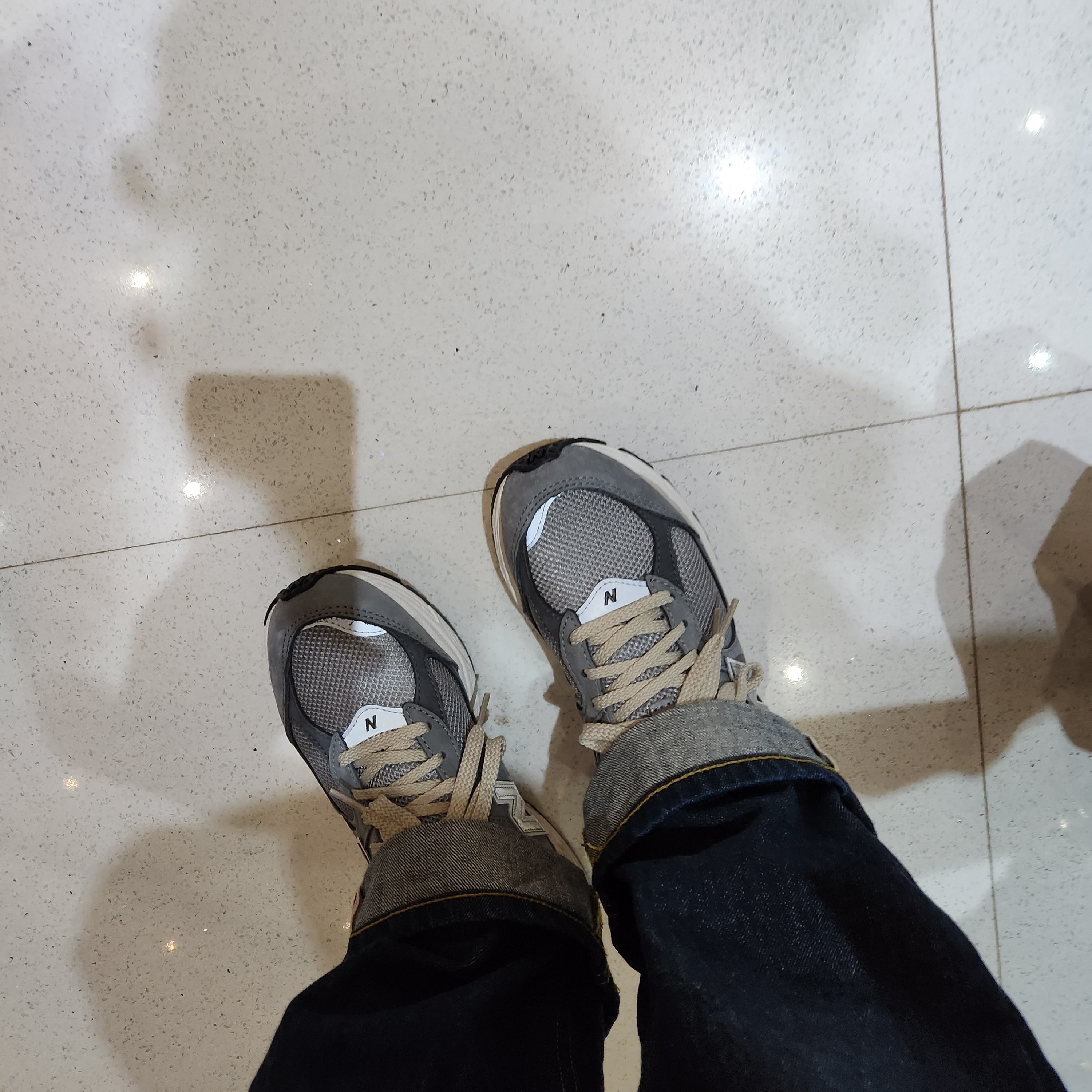 New Balance 2002R Premium Vintage Grey 착용 스타일