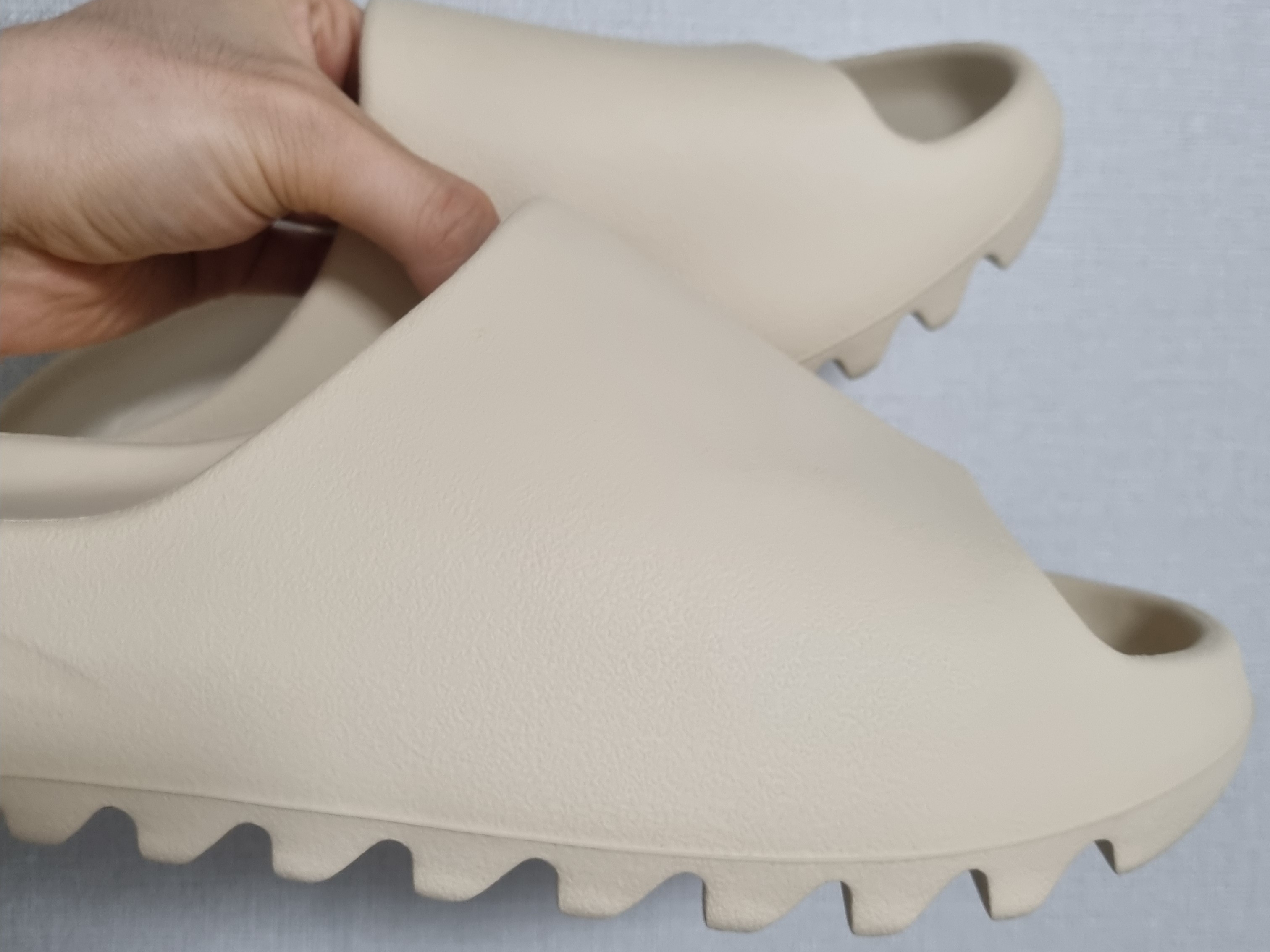 Adidas Yeezy Slide Bone 2022/2023 착용 스타일 - 2