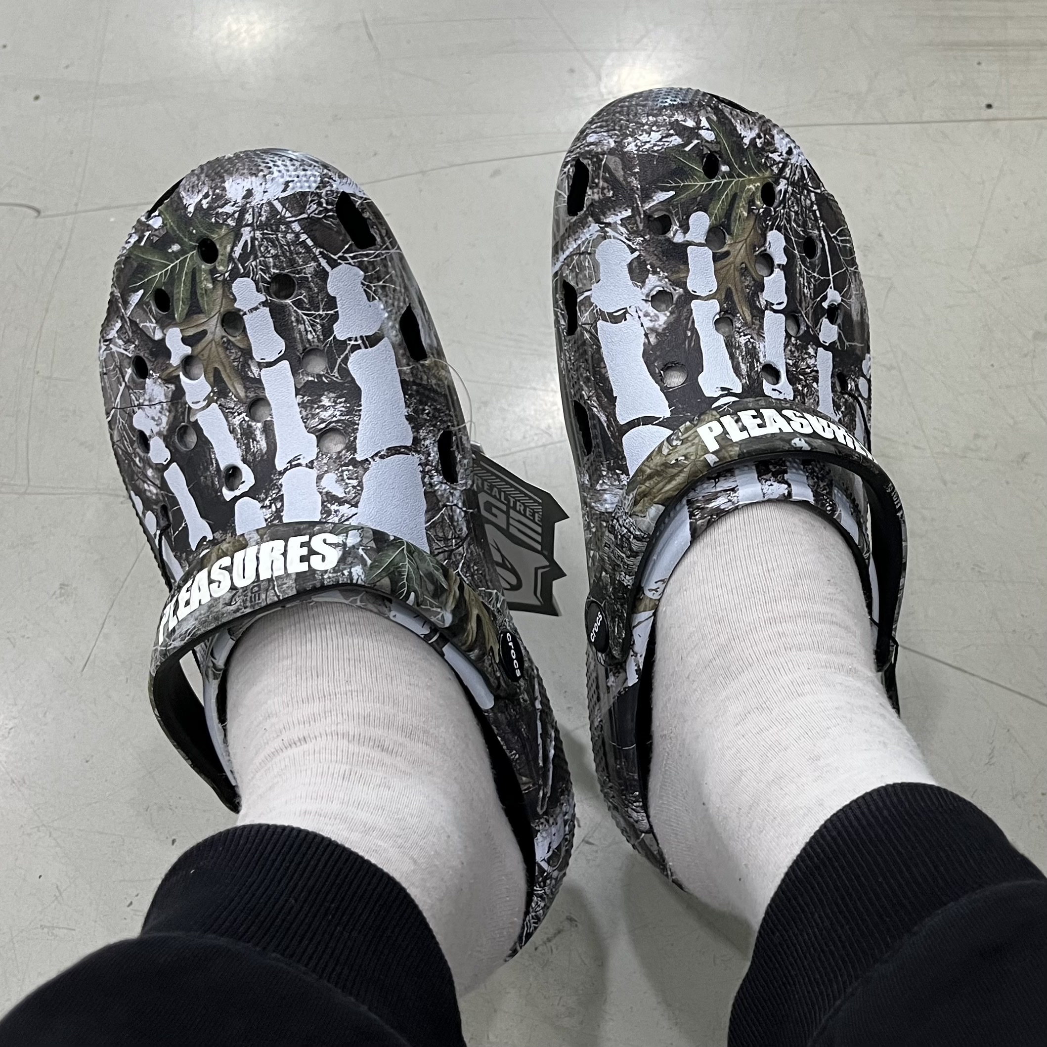 Crocs x Pleasures Clog Camo 착용 스타일