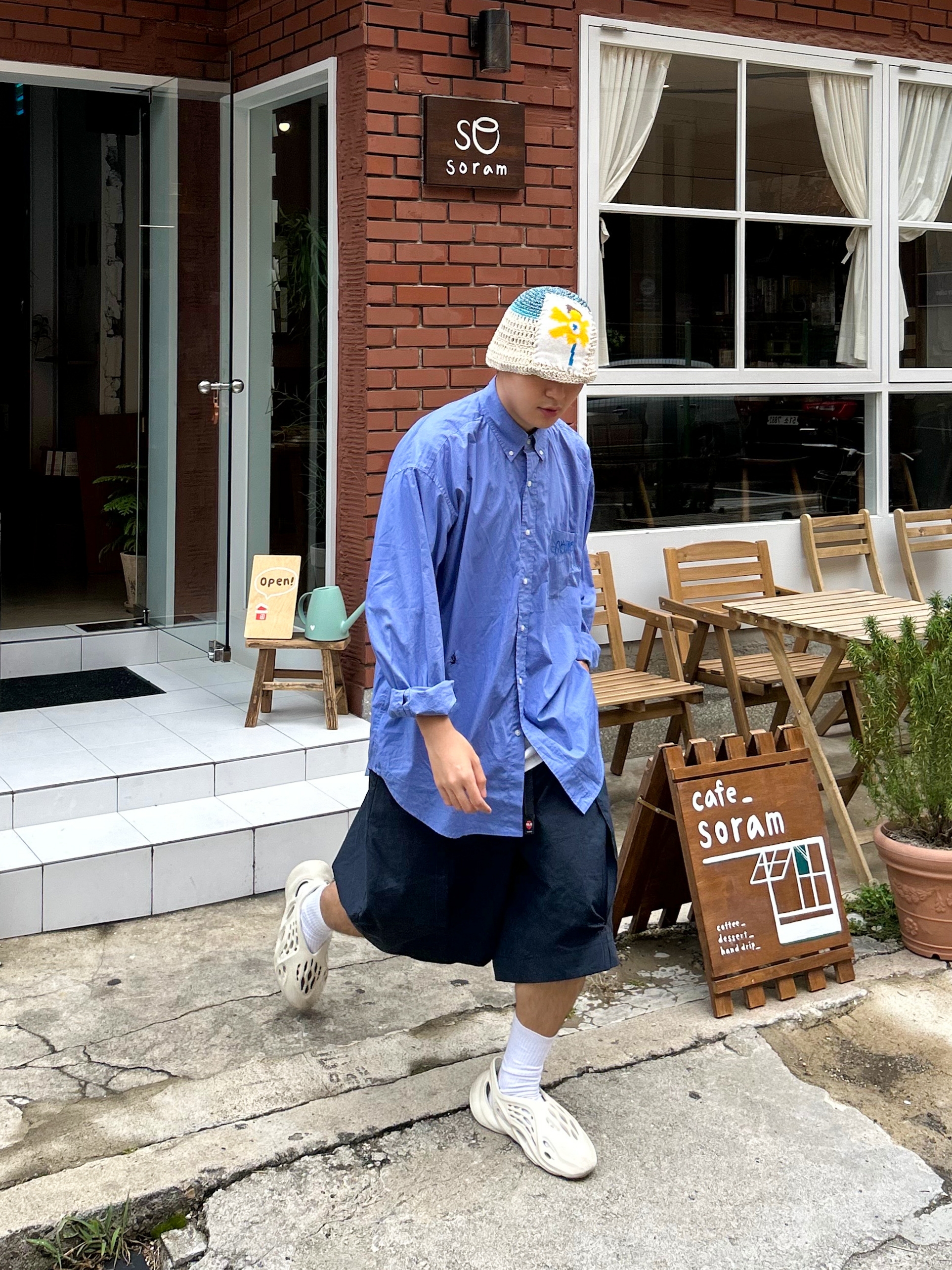 Adidas Yeezy Foam RNNR Sand 착용 스타일 - 4