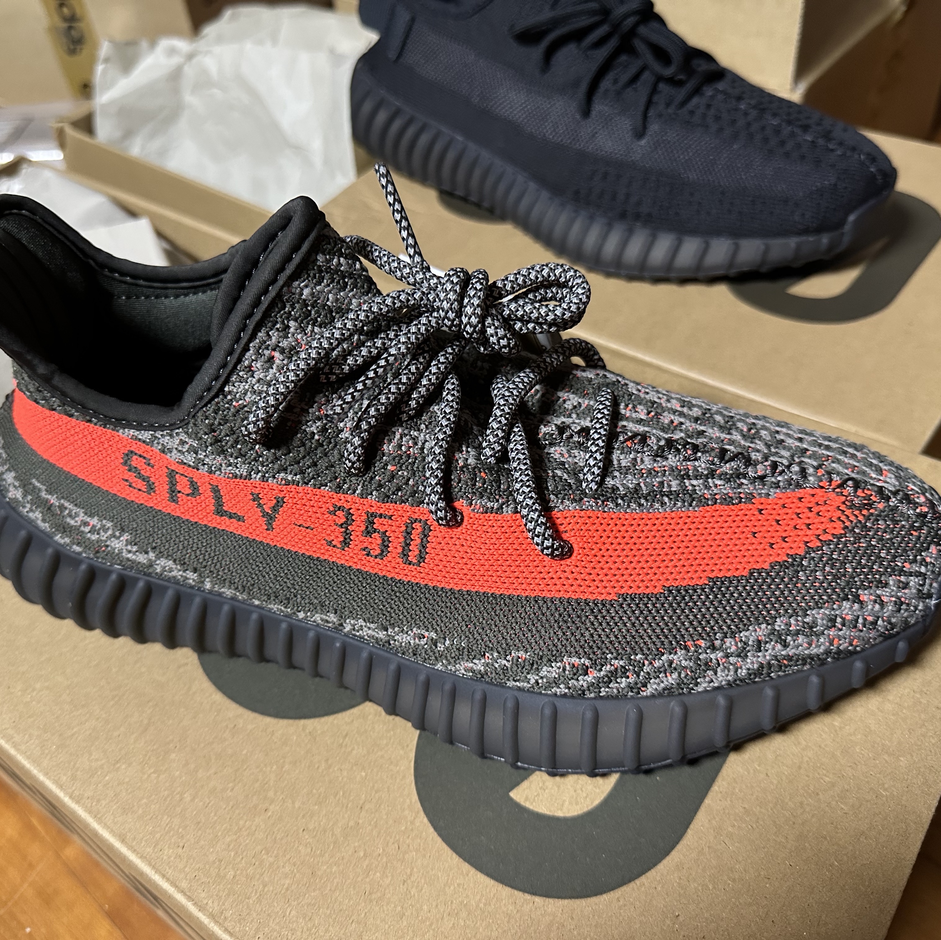 Adidas Yeezy Boost 350 V2 Carbon Beluga, Adidas Yeezy Boost 350 V2 Onyx 착용 스타일 - 2
