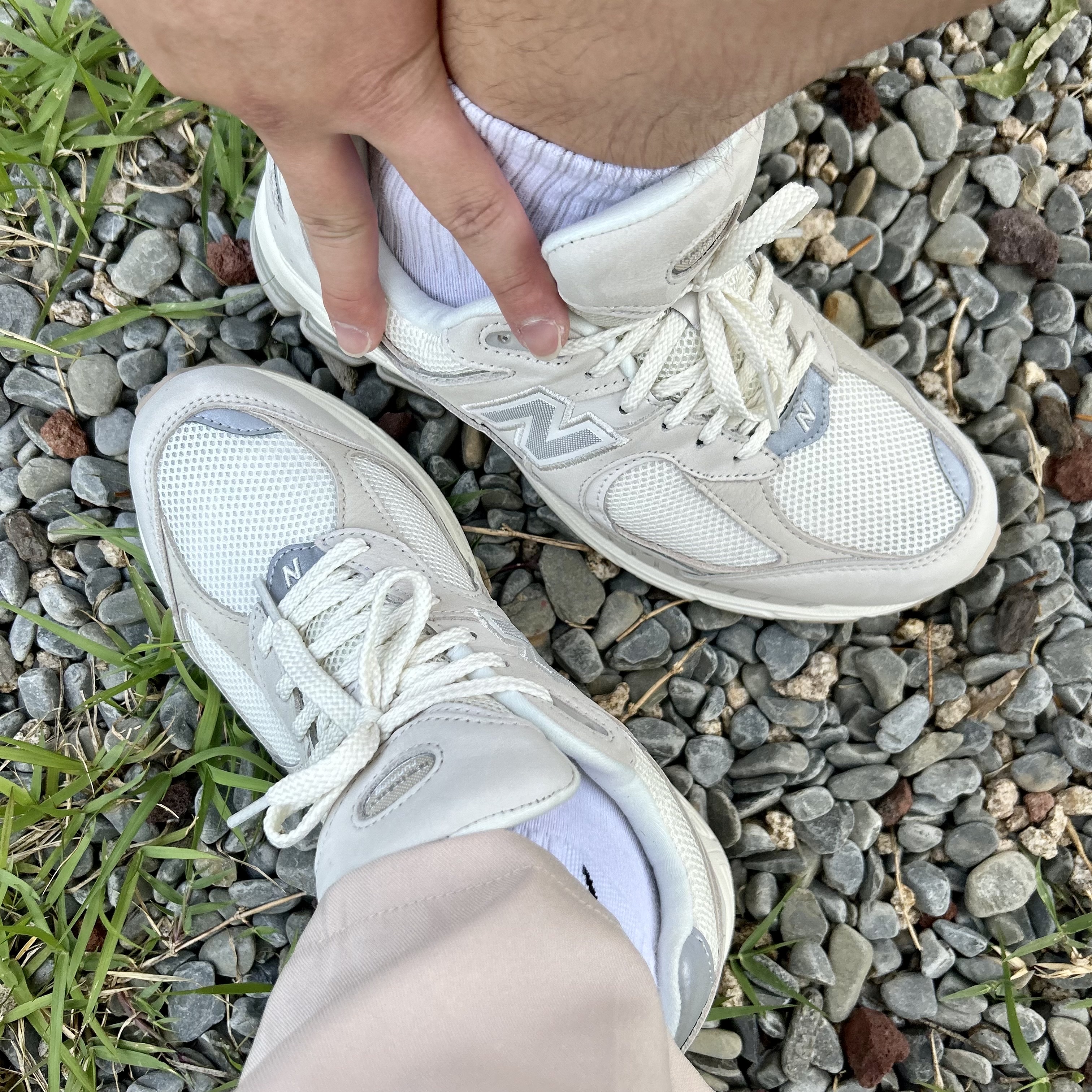 New Balance 2002R White Ivory 착용 스타일 - 2