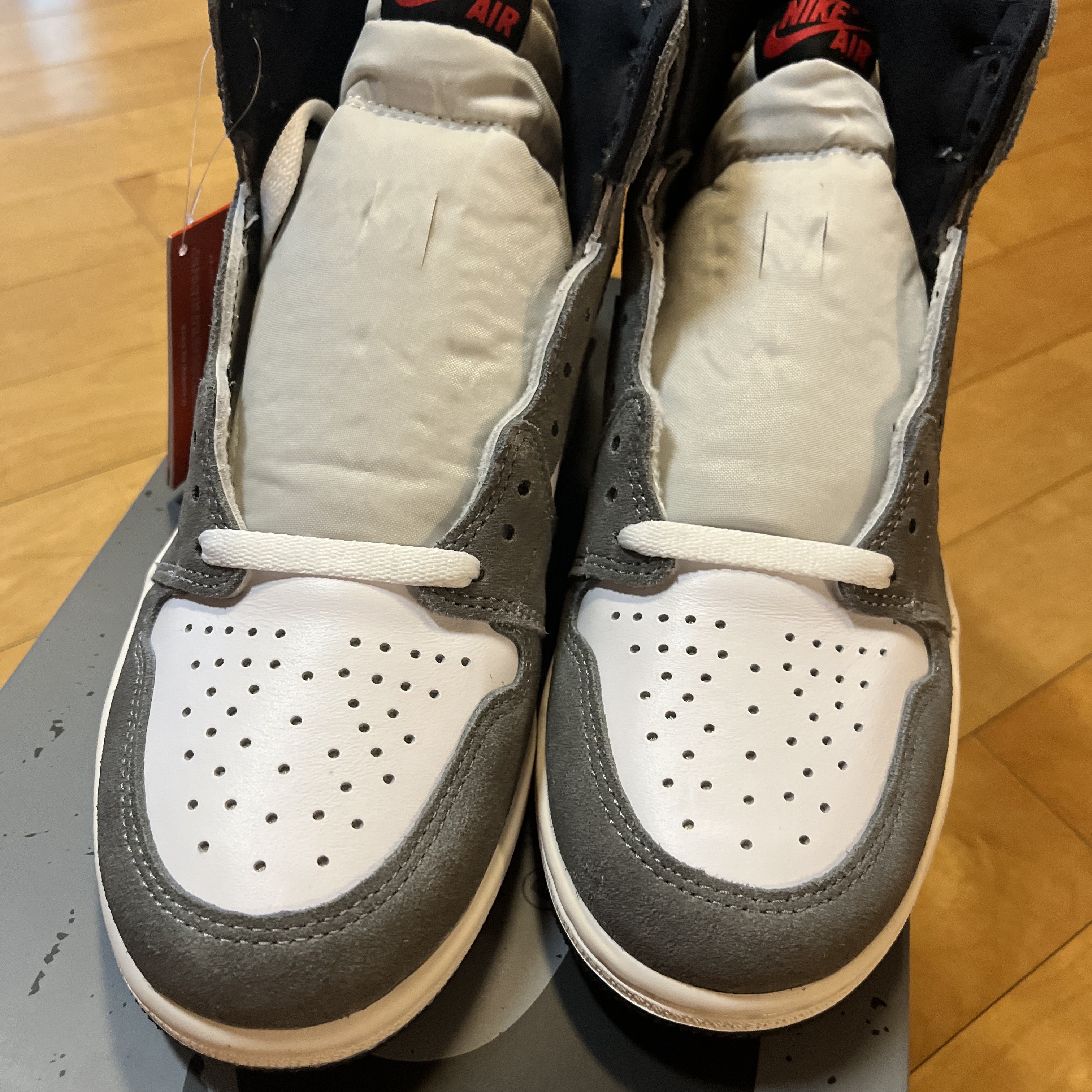 Jordan 1 Retro High OG Black and Smoke Grey 착용 스타일 - 3