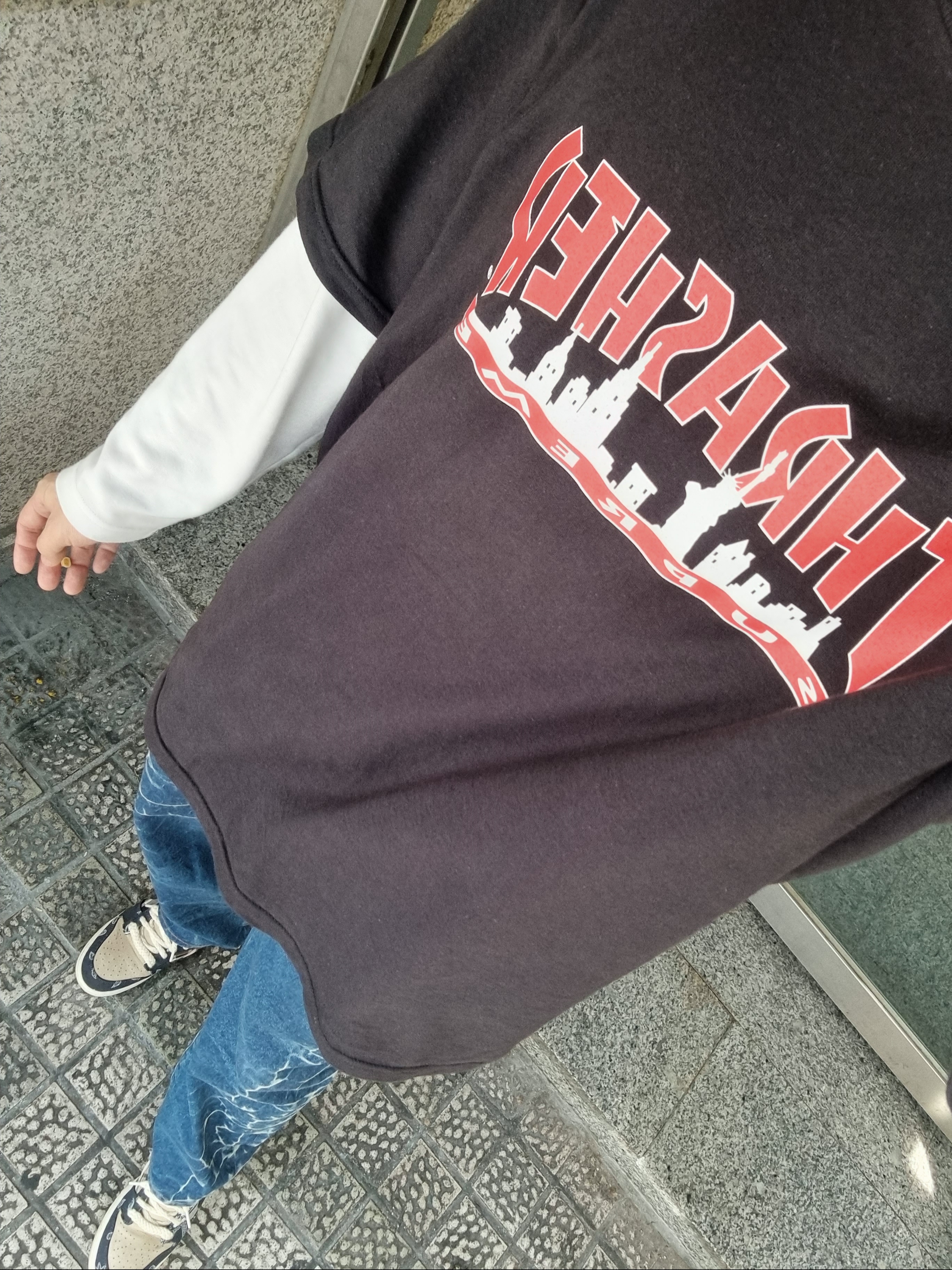 Supreme x Thrasher Skyline T-Shirt Black - 21FW, Supreme Shibori Loose Fit Jean Rigid Indigo - 23SS 착용 스타일