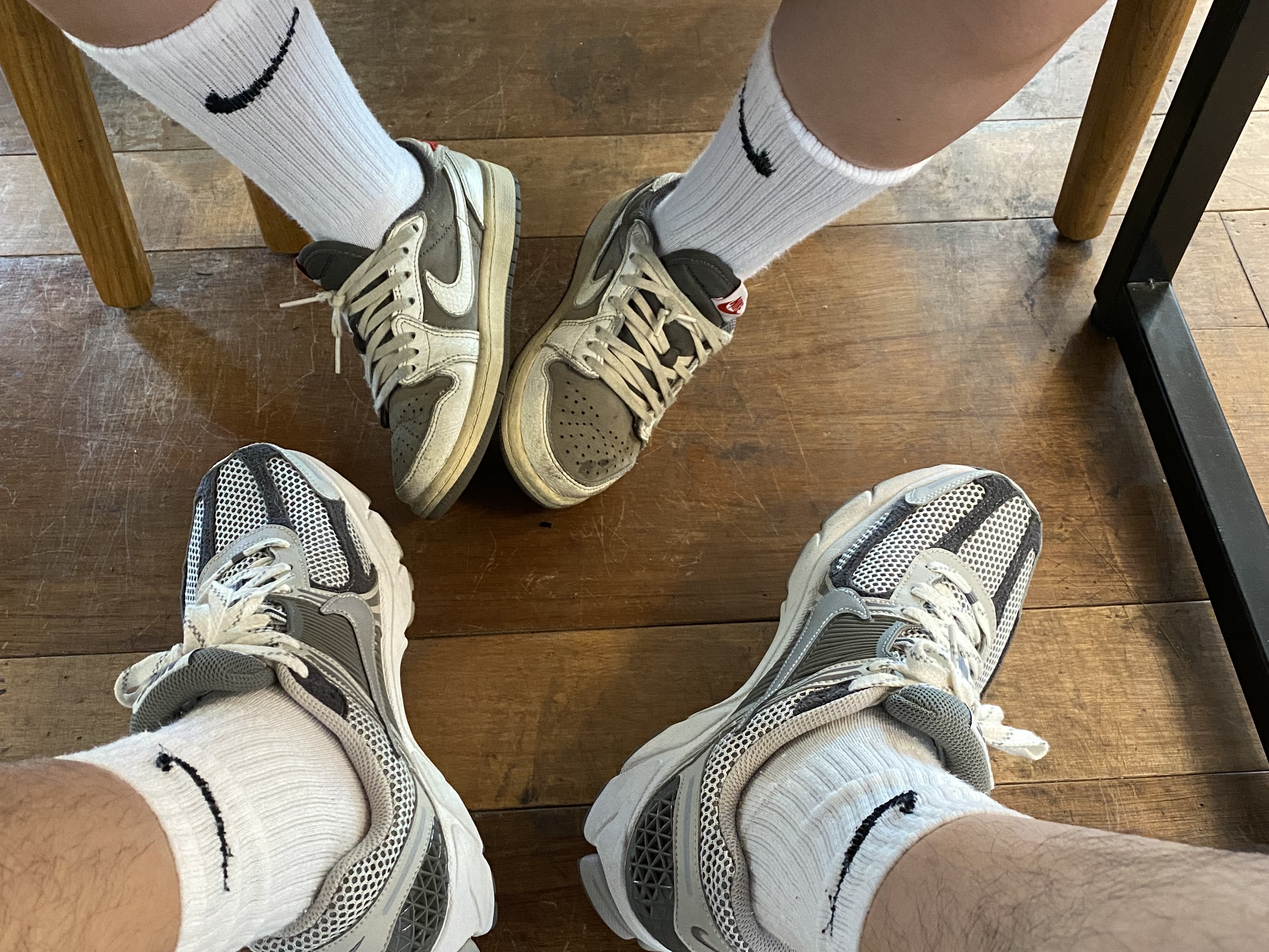 Nike Zoom Vomero 5 PRM Light Iron Ore and Flat Fewter, (PS) Jordan 1 x Travis Scott Retro Low OG SP Sail and Ridgerock 착용 스타일