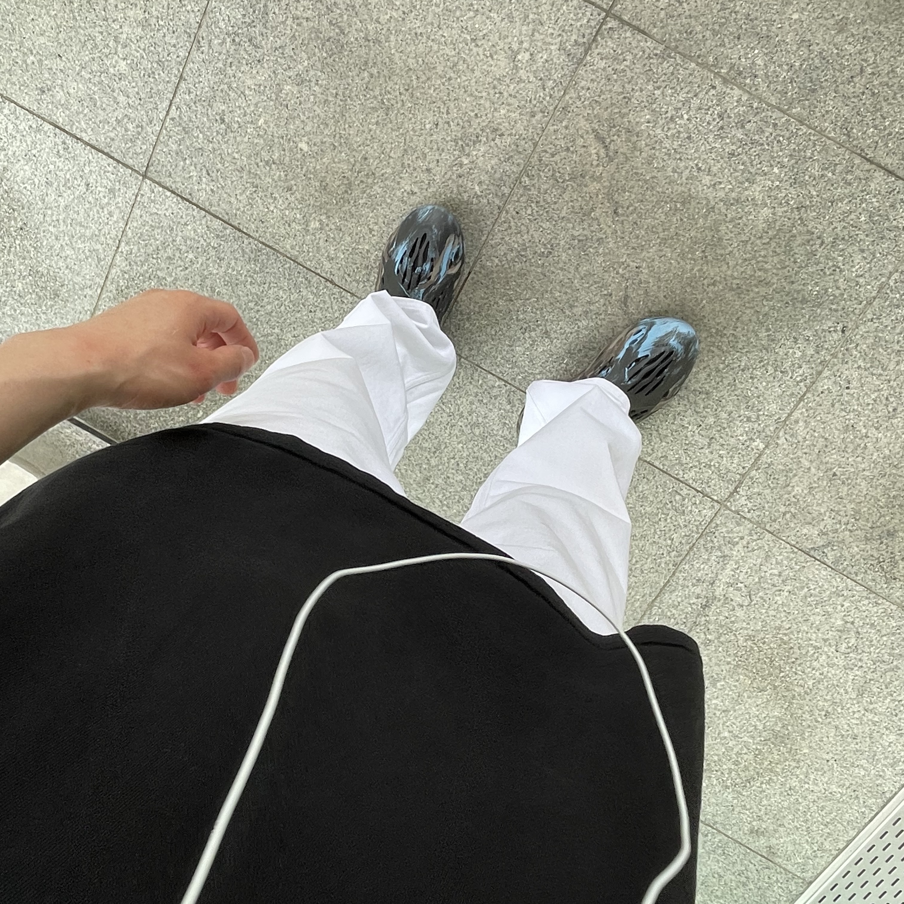 Adidas Yeezy Foam RNNR MX Cinder 착용 스타일