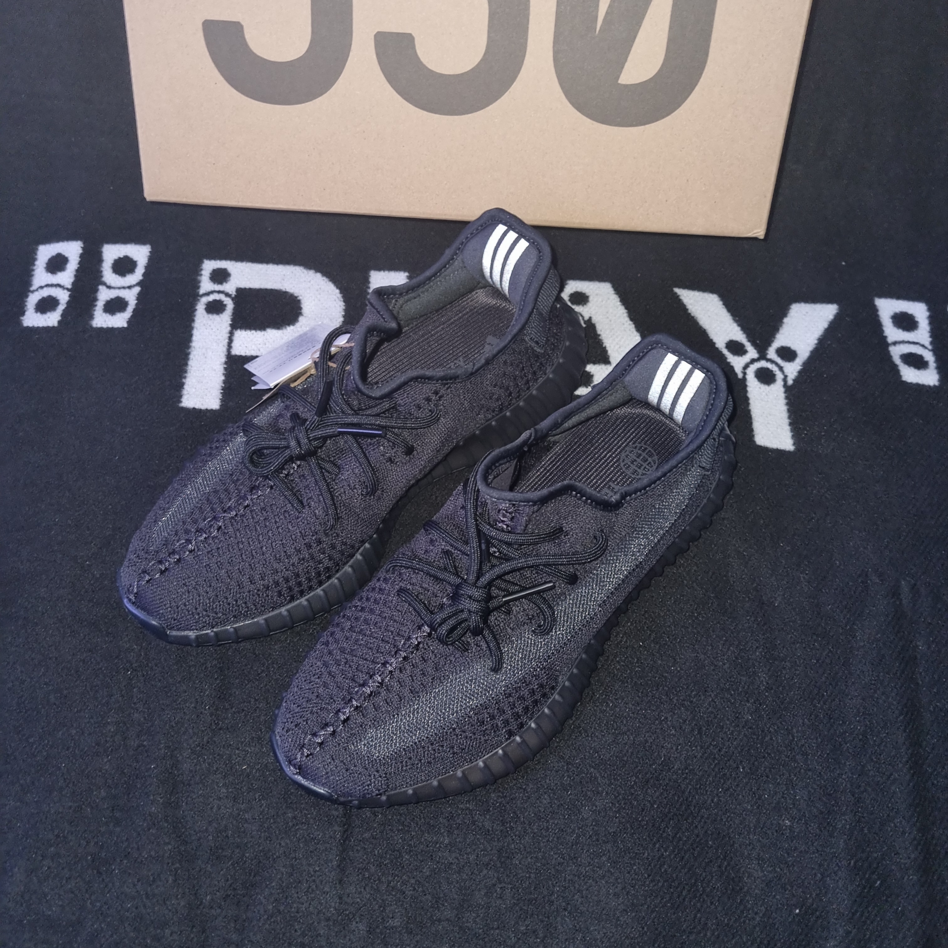 Adidas Yeezy Boost 350 V2 Onyx 착용 스타일 - 2