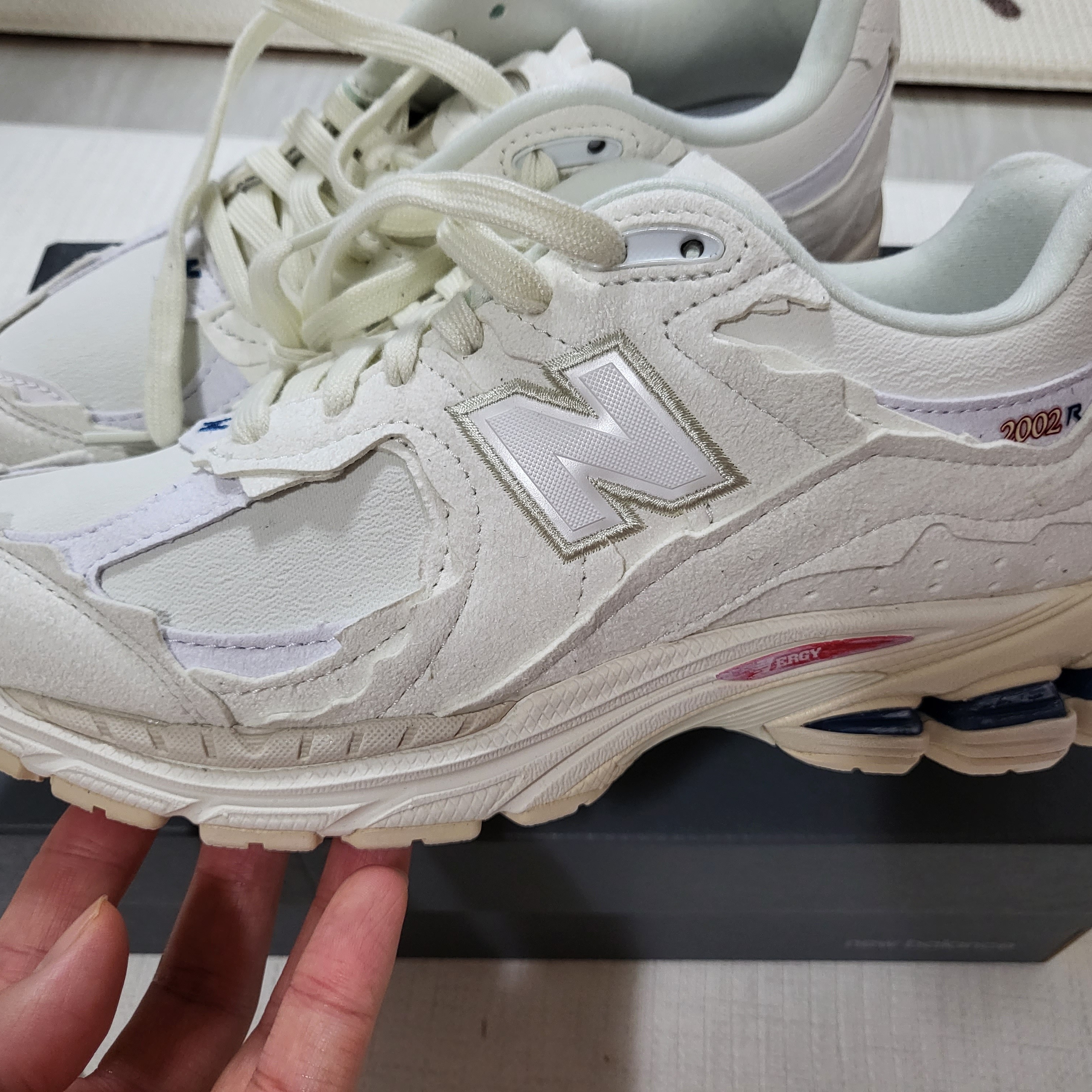 New Balance 2002R Protection Pack Sea Salt 착용 스타일