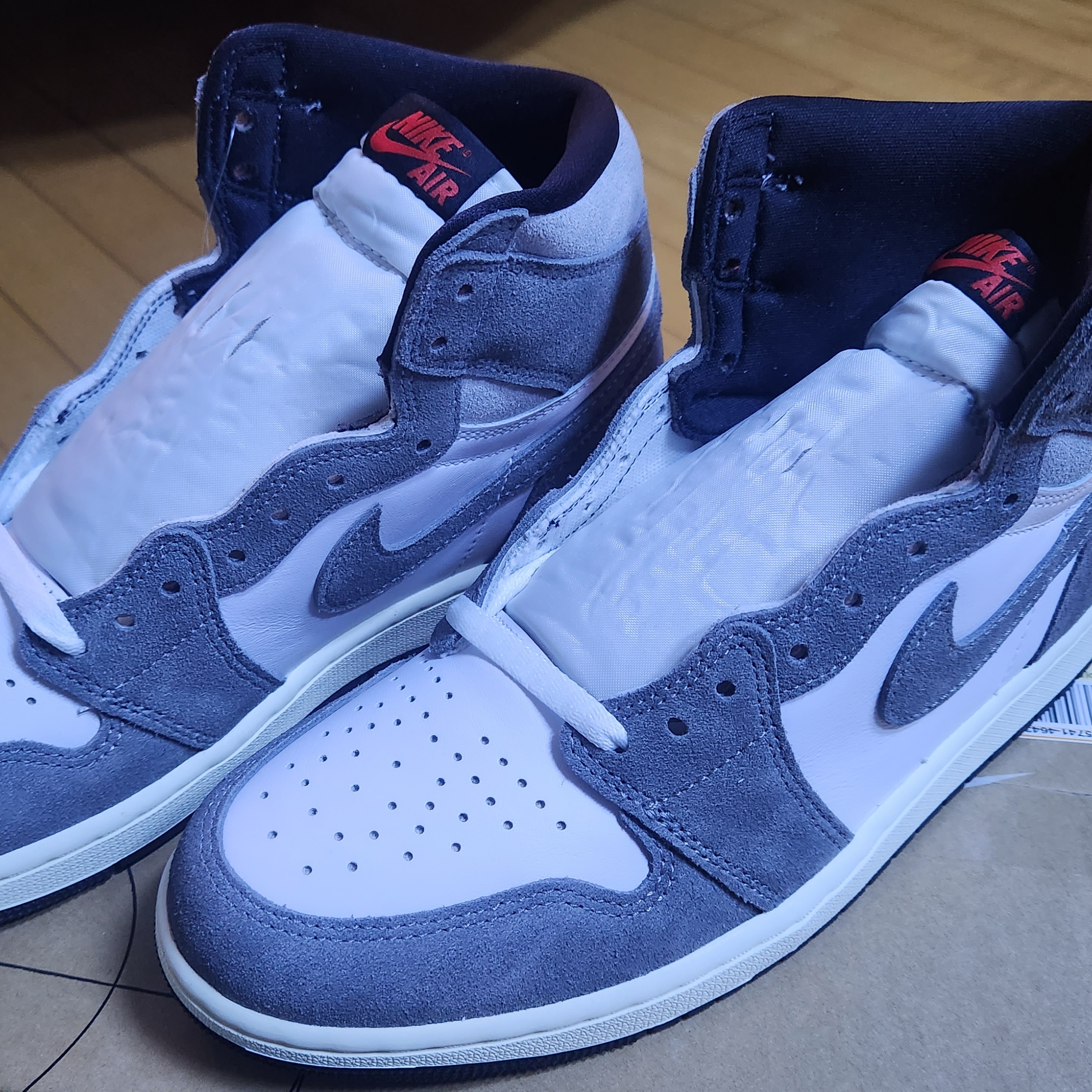 Jordan 1 Retro High OG Black and Smoke Grey 착용 스타일 - 2