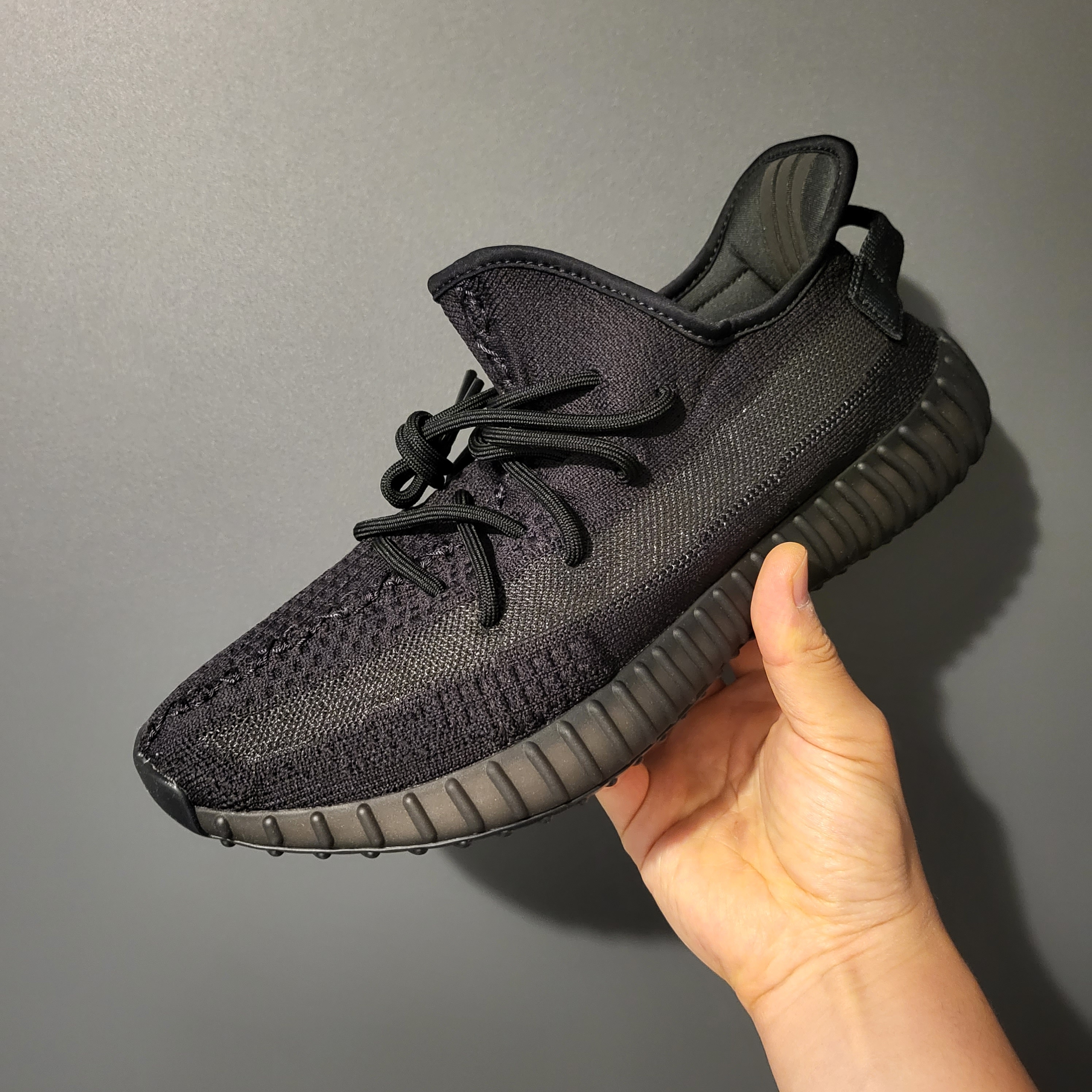 Adidas Yeezy Boost 350 V2 Onyx 착용 스타일