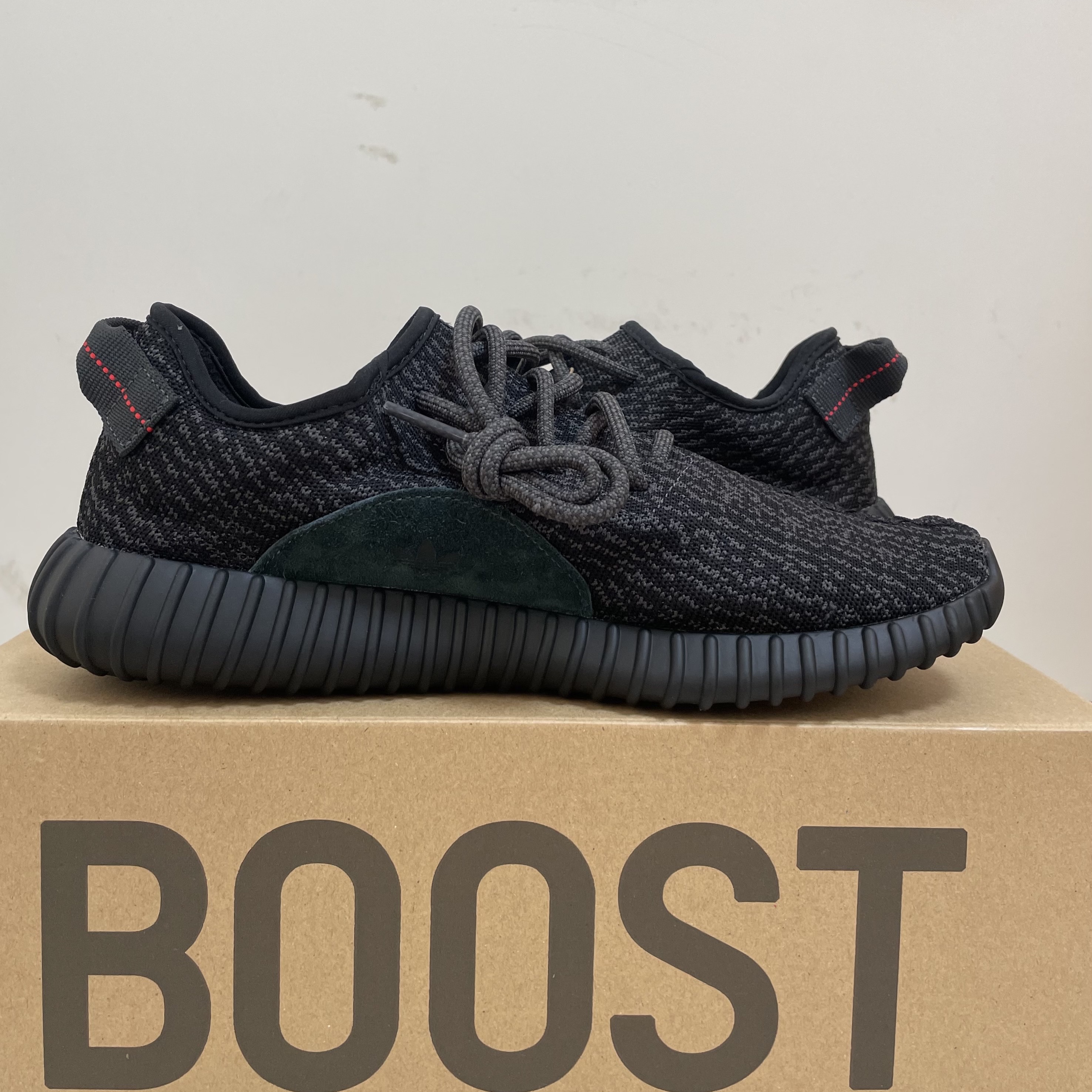 Adidas Yeezy Boost 350 Pirate Black 2023 착용 스타일 - 3
