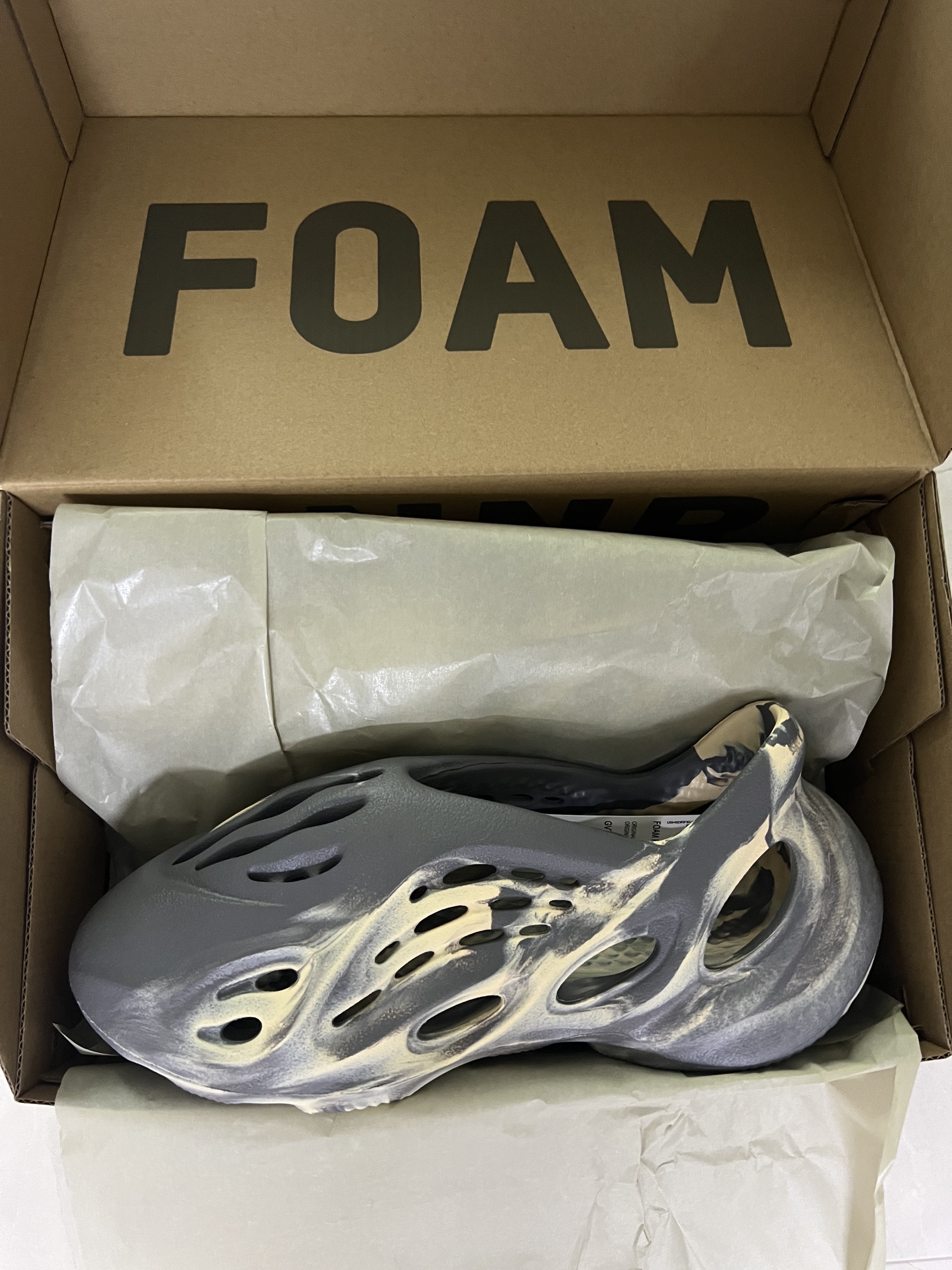 Adidas Yeezy Foam RNNR MXT Moon Gray 착용 스타일