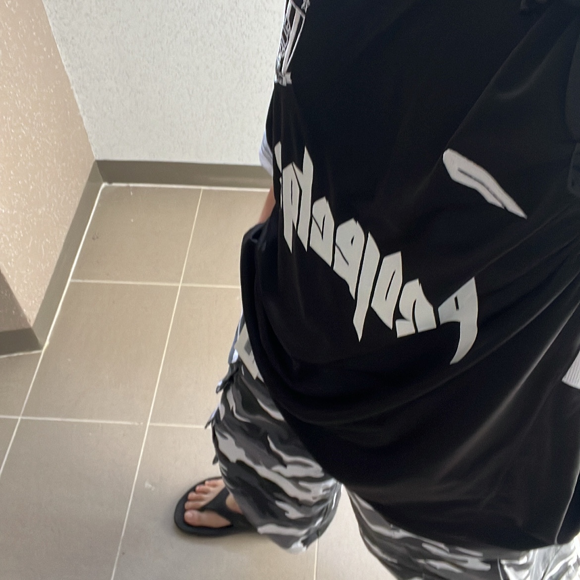 Project G/R Oversized Football Jersey Black, Project G/R Oversized Convertible Cargo Pants City Camo 착용 스타일