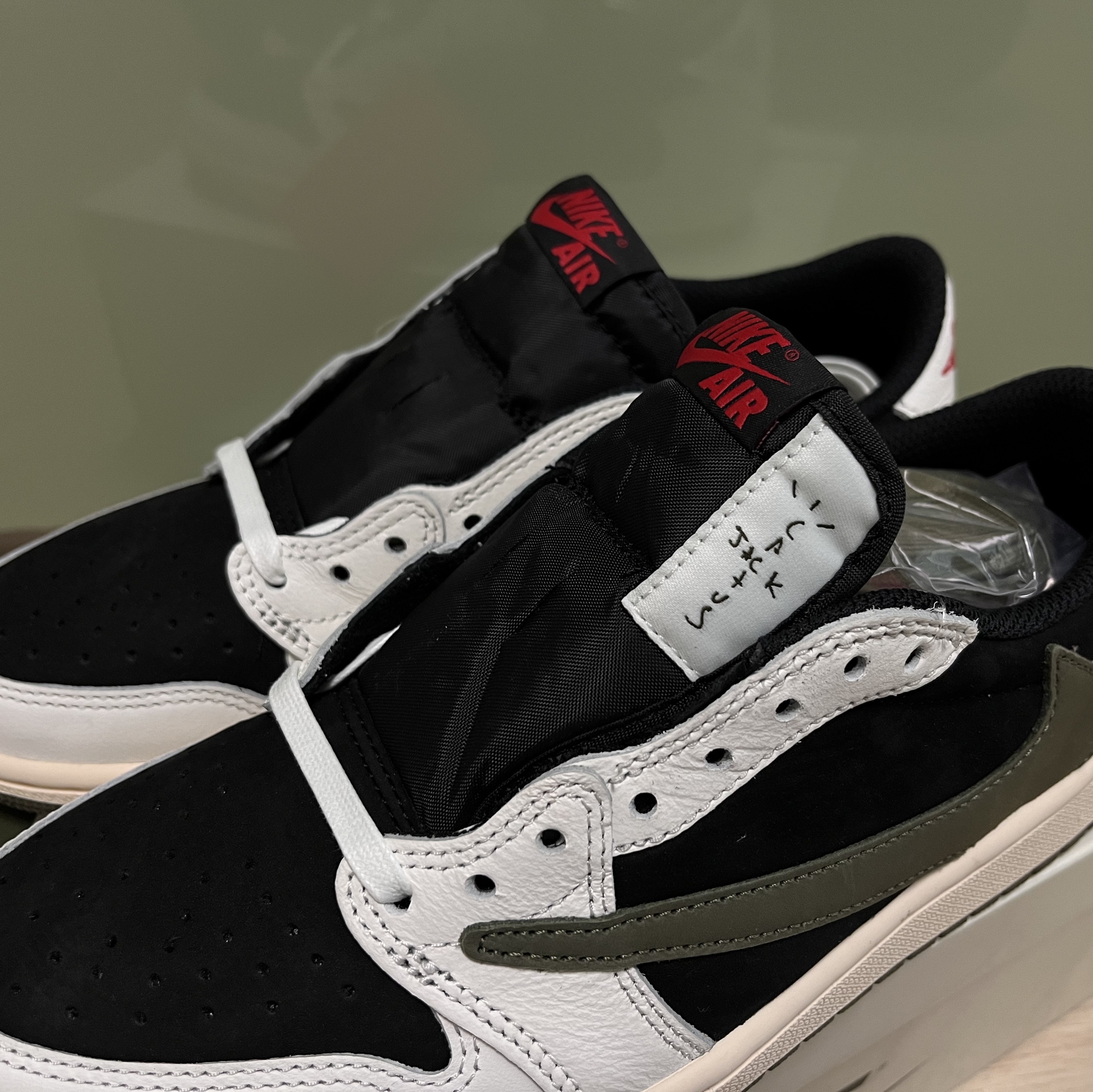 (W) Jordan 1 x Travis Scott Retro Low OG SP Medium Olive 착용 스타일 - 2
