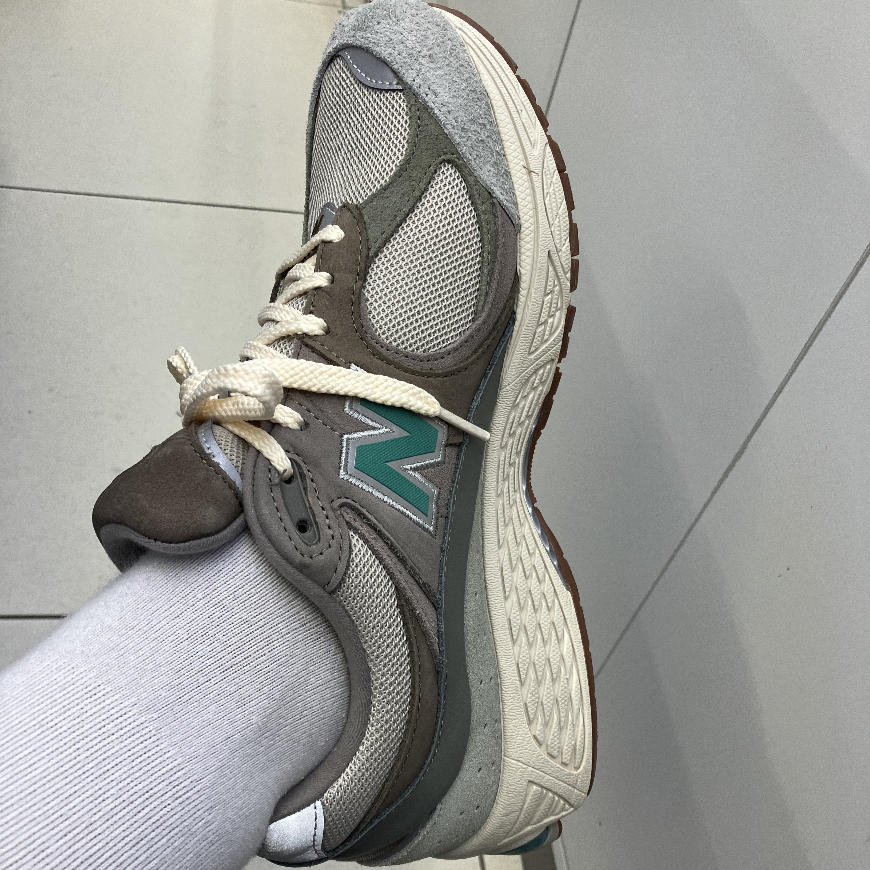 New Balance x Atmos 2002R Beige Grey 착용 스타일