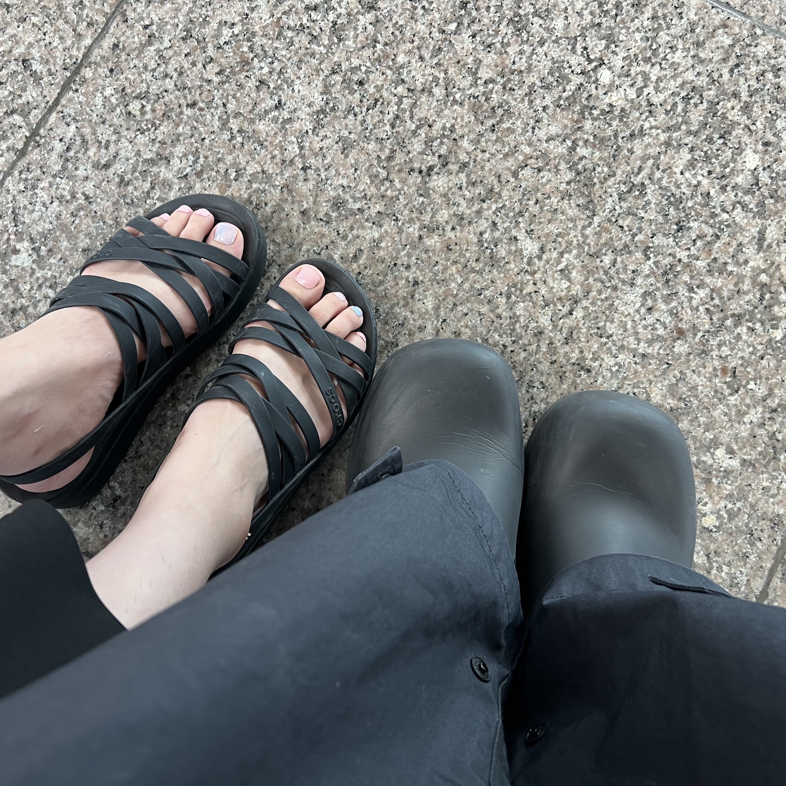 Bottega Veneta Rubber Flash Clog Black 착용 스타일
