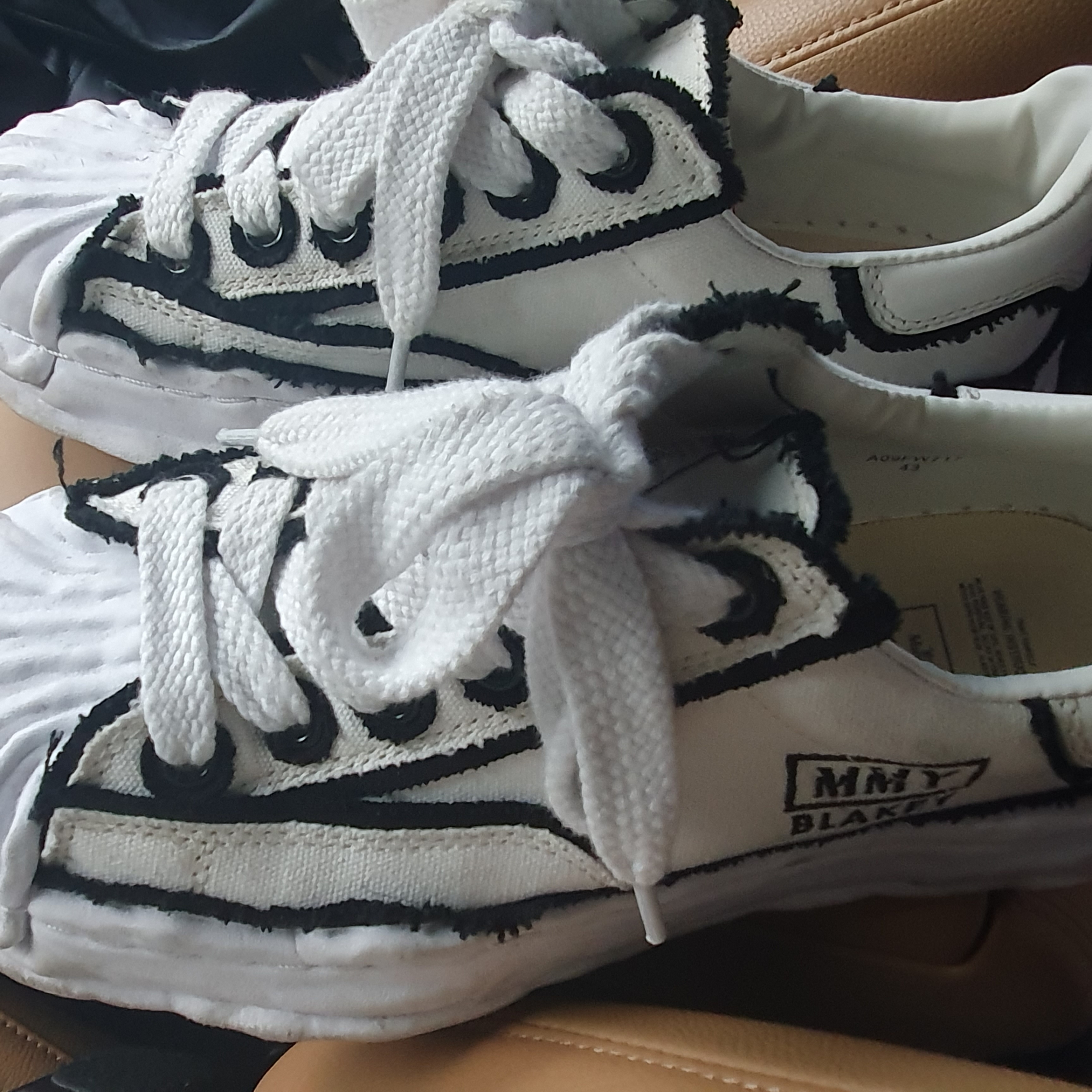 Maison Mihara Yasuhiro Blakey OG Sole OH Canvas Low-top Sneakers White 착용 스타일 - 2
