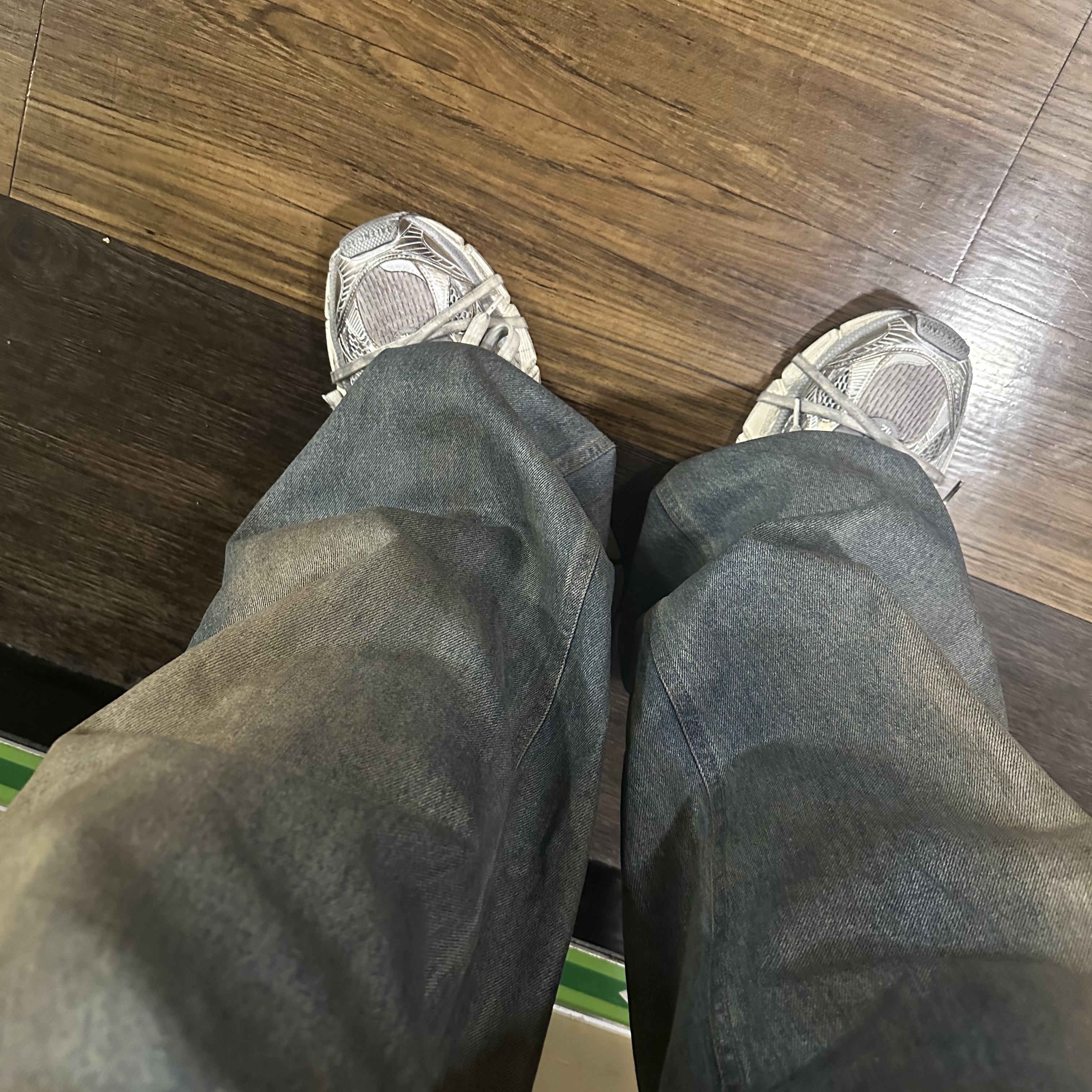 Balenciaga 3XL Sneakers Light Beige, Project G/R Coated Backward Denim Pants Blue 착용 스타일 - 1