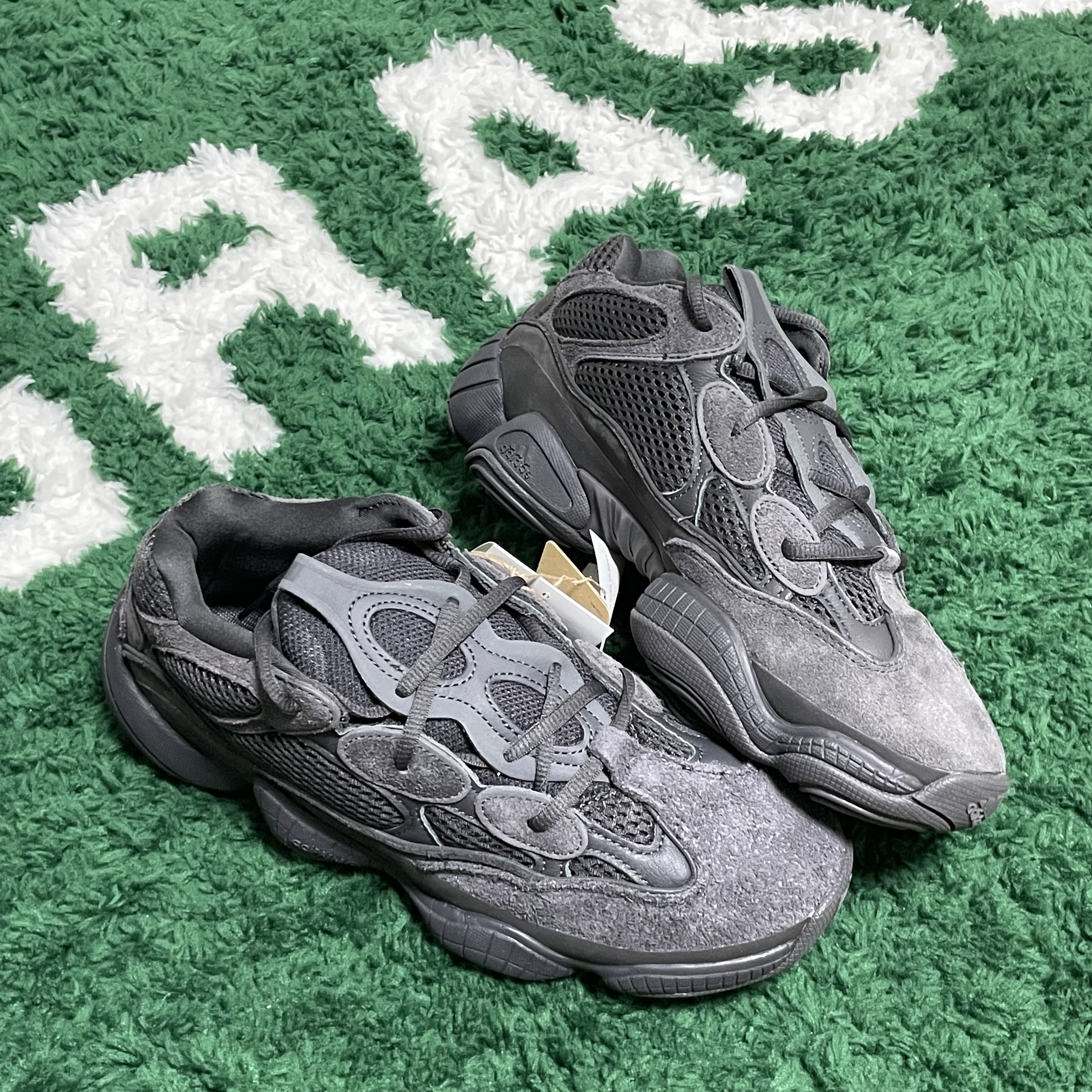 Adidas Yeezy 500 Utility Black 2022/2023 착용 스타일 - 1
