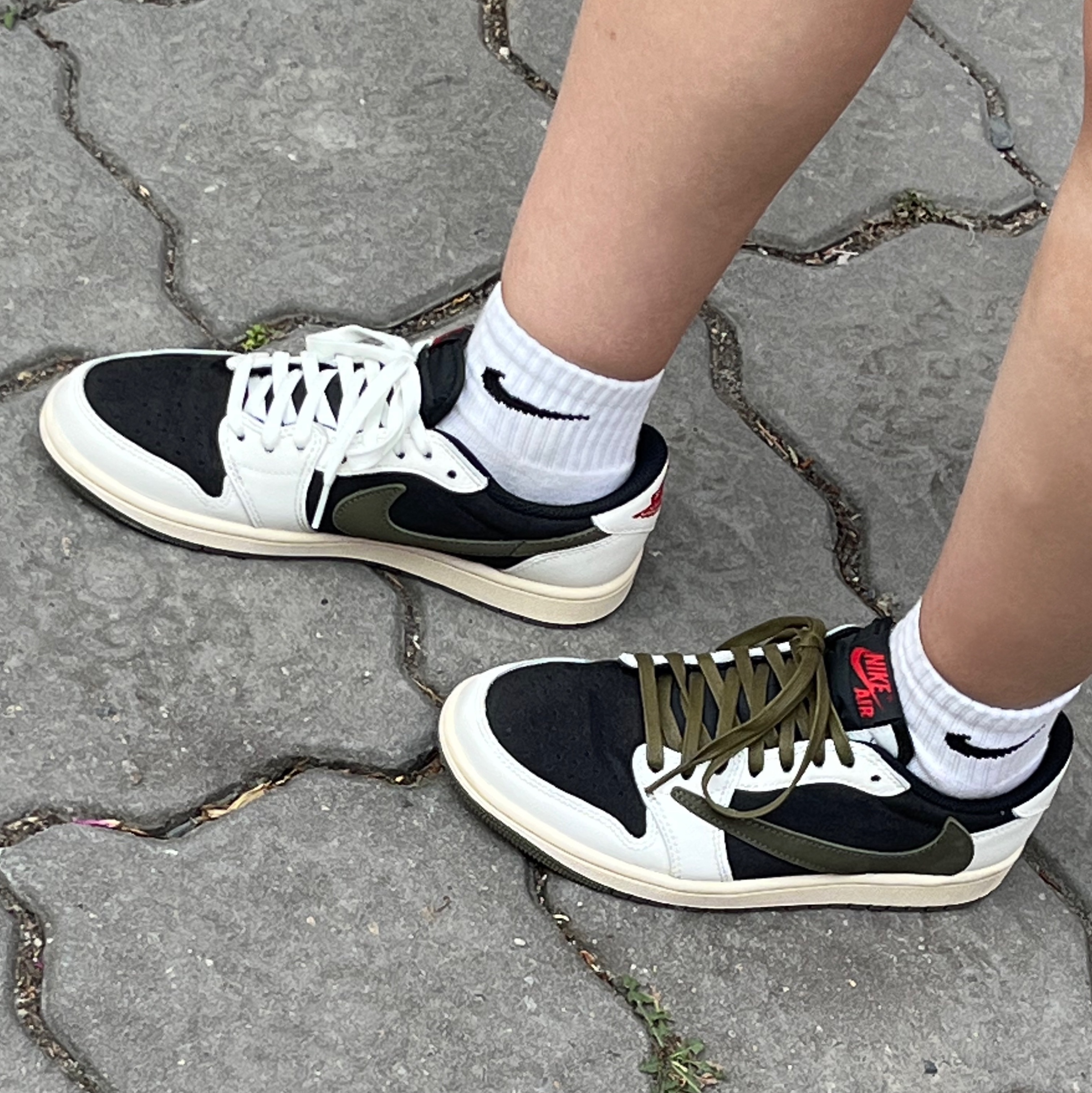(W) Jordan 1 x Travis Scott Retro Low OG SP Medium Olive 착용 스타일