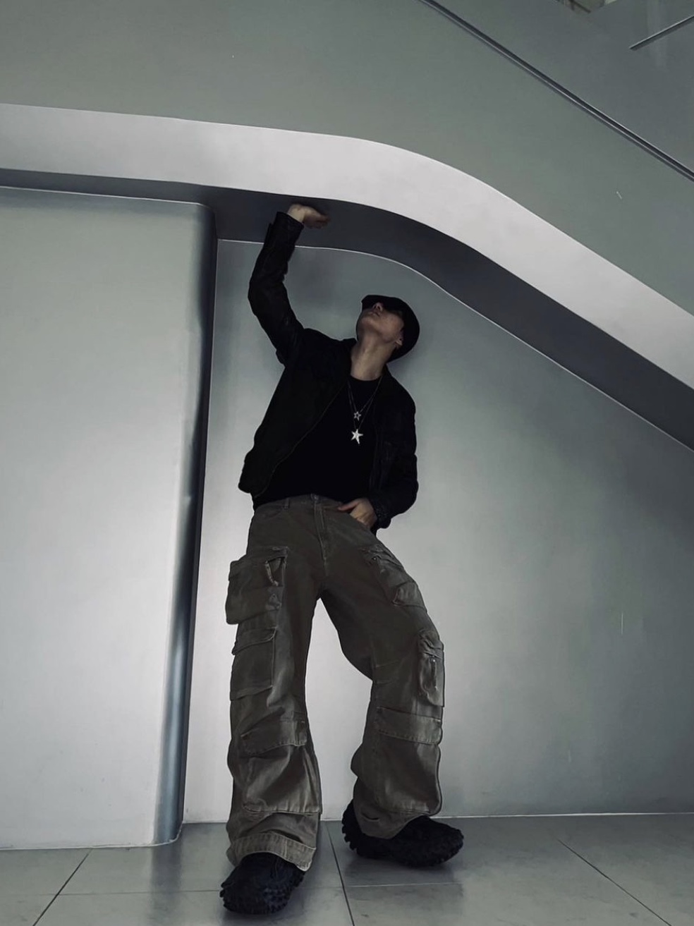 Balenciaga Defender Sneakers Black 착용 스타일 - 2