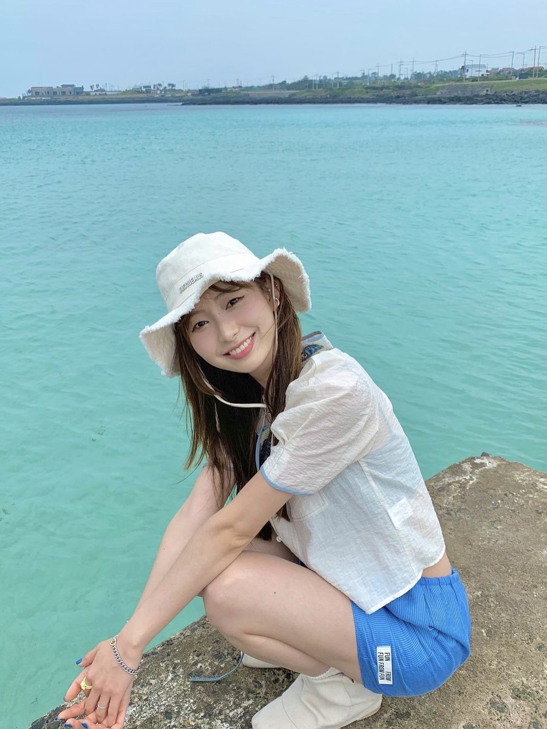 Jacquemus Le Bob Artichaut Bucket Hat Off White 착용 스타일 - 2