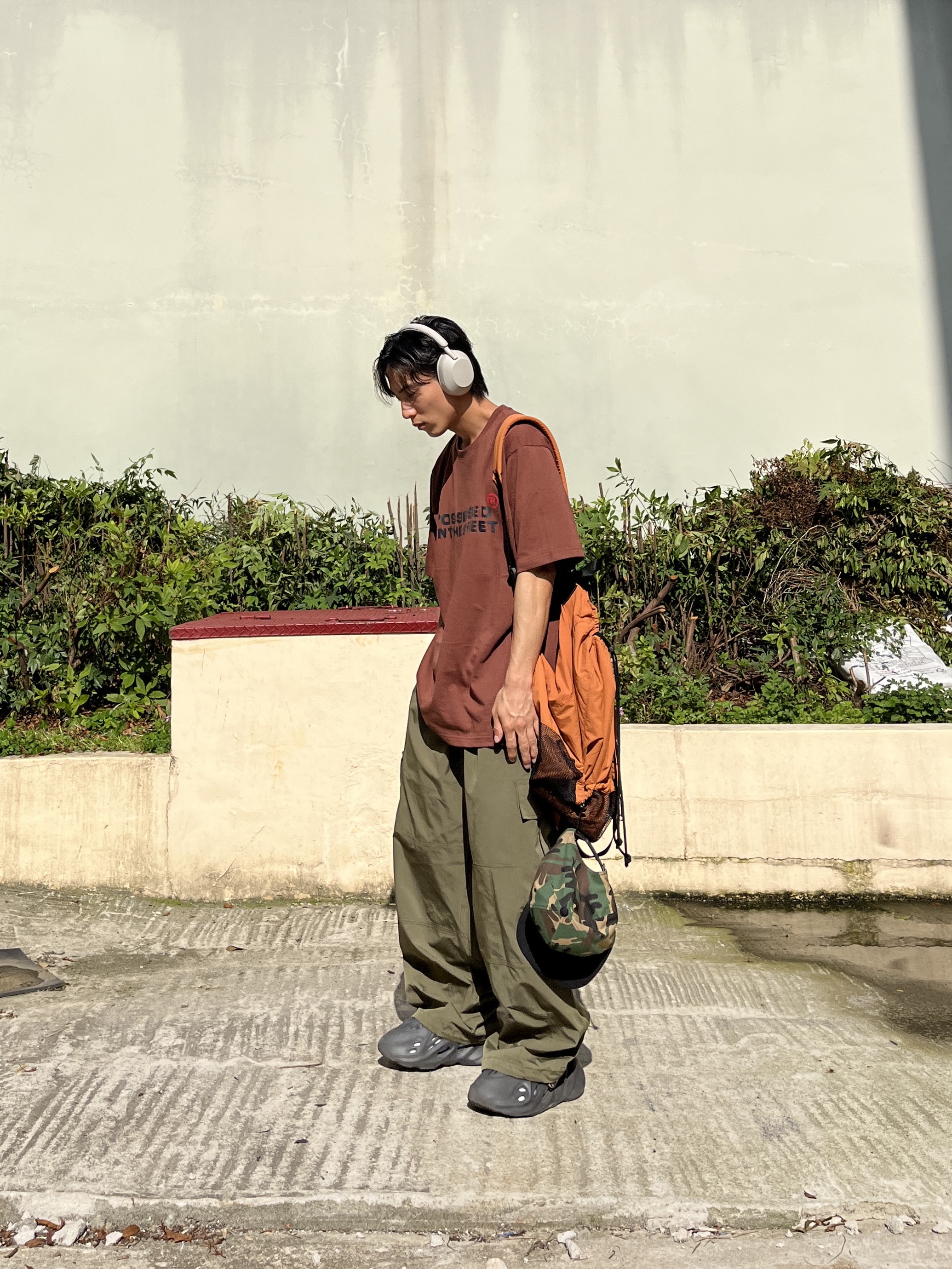 Sony WH-1000XM5 Silver (Korean Ver.), Adidas Yeezy Foam RNNR Onyx 착용 스타일 - 1