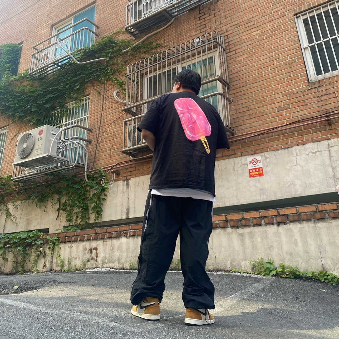 Jordan 1 Retro High Rookie of the Year, Stussy Popsicle T-Shirt Black 착용 스타일