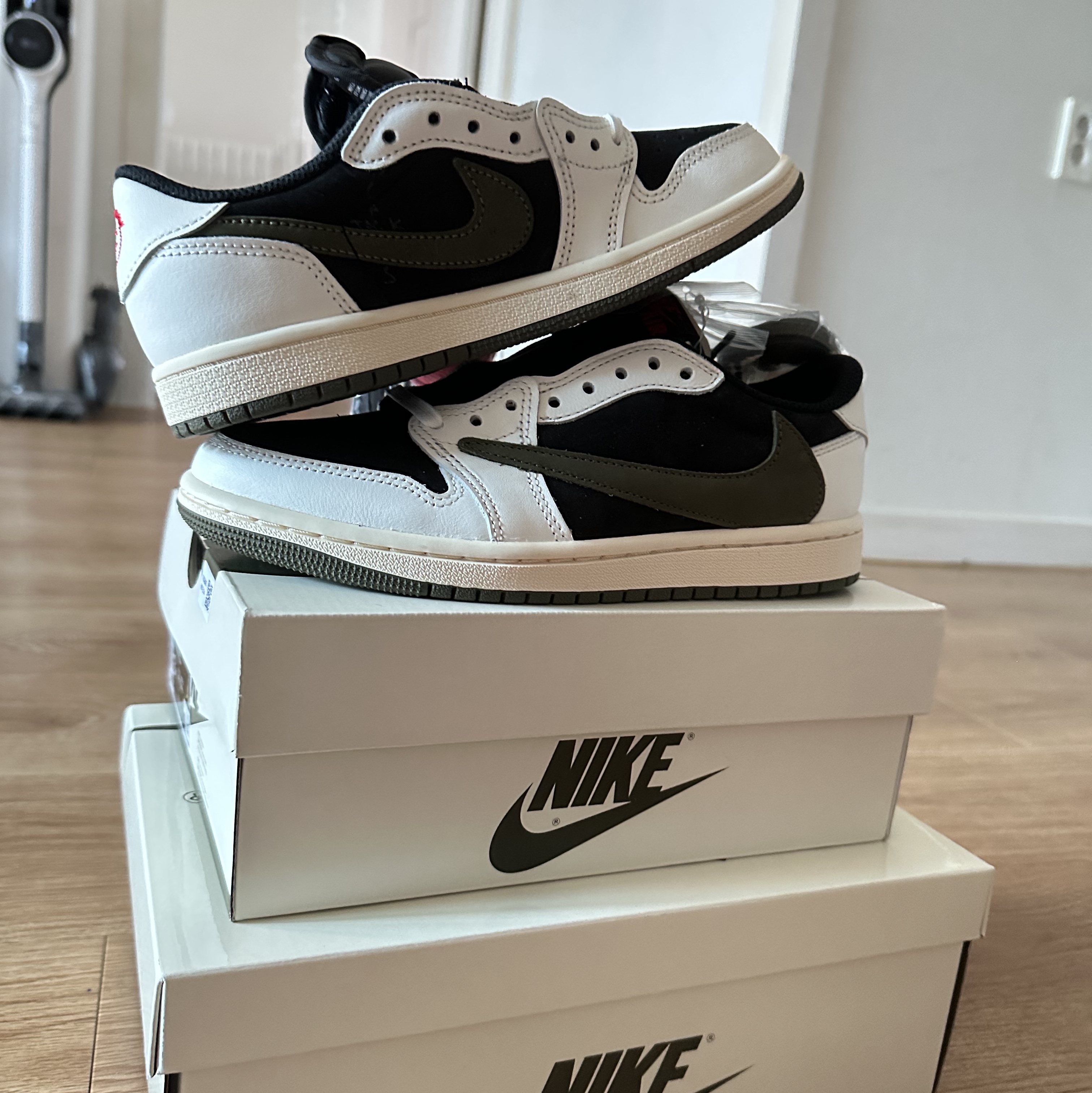 (W) Jordan 1 x Travis Scott Retro Low OG SP Medium Olive, (PS) Jordan 1 x Travis Scott Retro Low OG SP Medium Olive 착용 스타일
