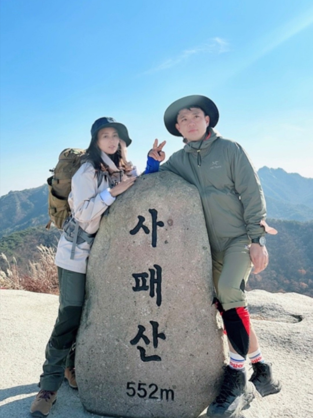 Arc'teryx Atom LT Hoody Forage, Hoka Tennine Hike Gore-Tex Black Dark Gull Gray 착용 스타일